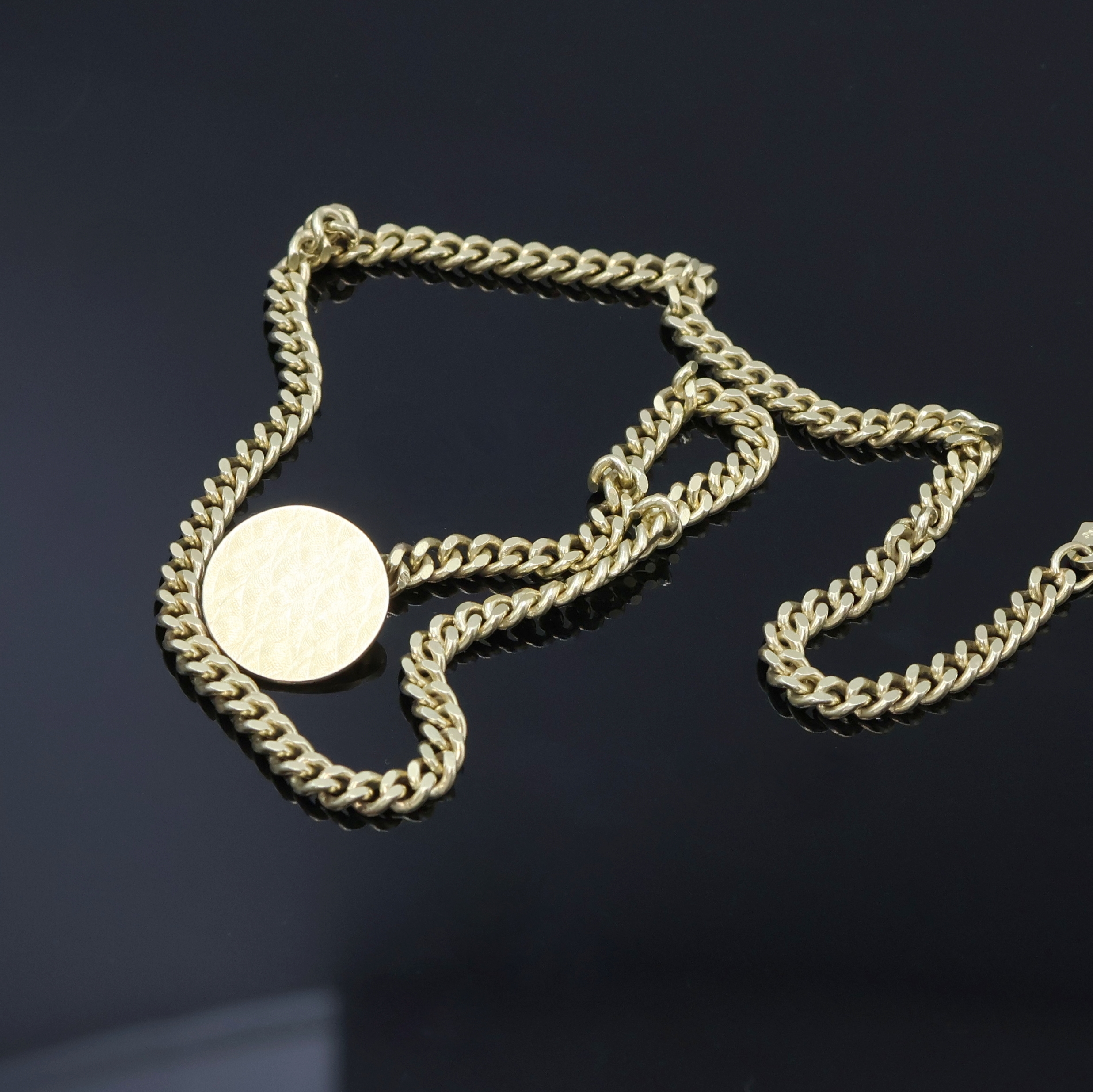 Detail j: REVUE Savonette Herrentaschenuhr in GG 585/000 an GG 585/000 Kette, Schweiz um 1930, guill. 3-Deckel Goldgeh. dell., gold. Duoton- Zifferbl. m. ...