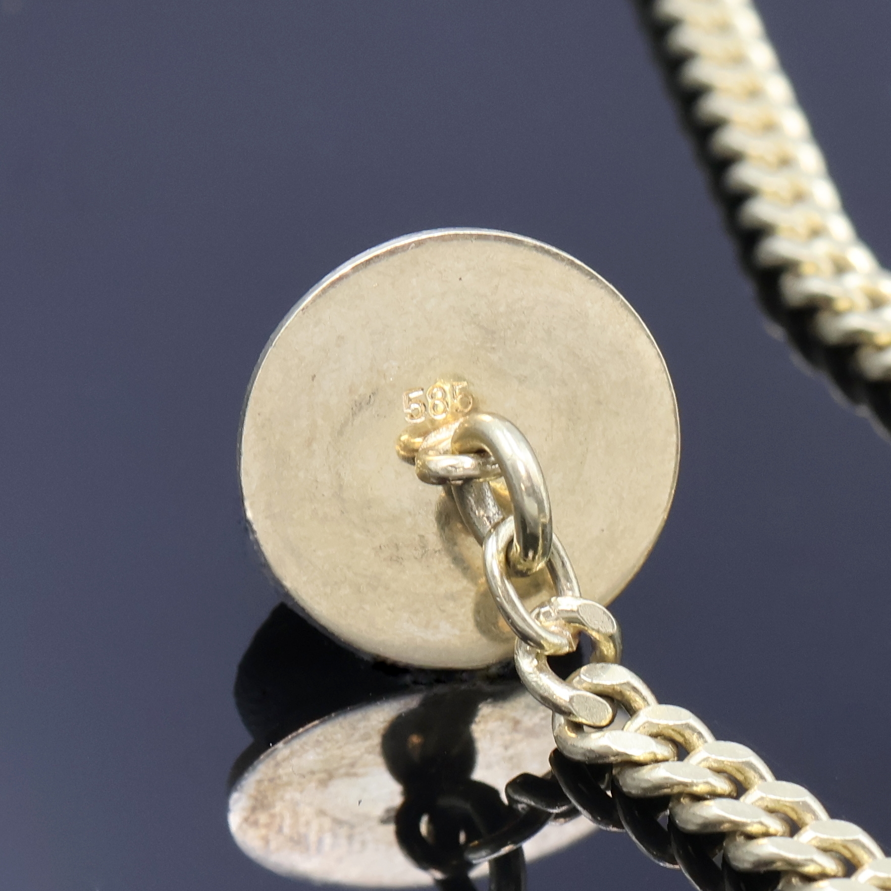 Detail k: REVUE Savonette Herrentaschenuhr in GG 585/000 an GG 585/000 Kette, Schweiz um 1930, guill. 3-Deckel Goldgeh. dell., gold. Duoton- Zifferbl. m. ...