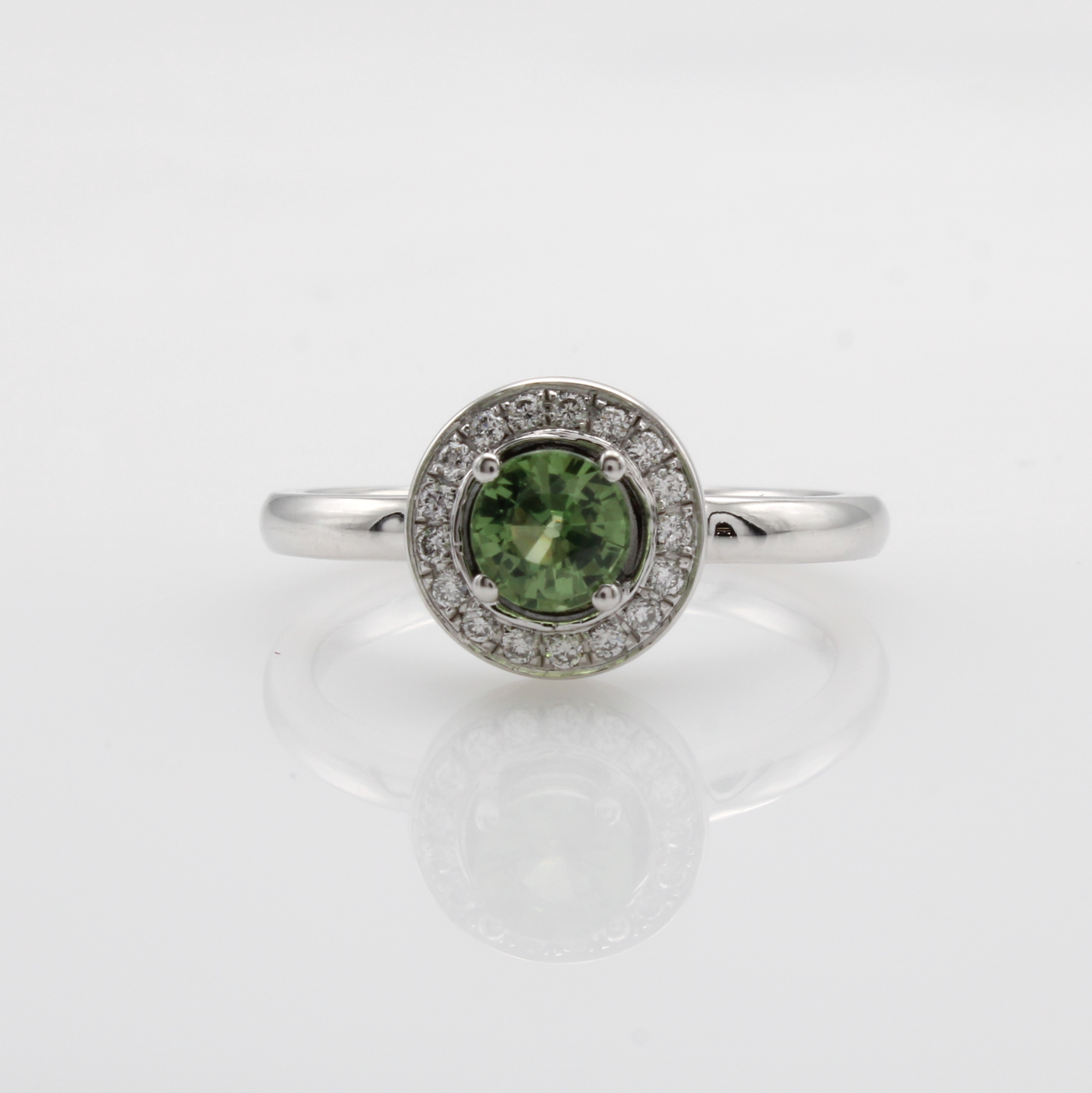 Image 27068159 - Ring mit Peridot und Brillanten, WG 750/000,Peridot in Krappenfassung umgeben v. Brill. ...