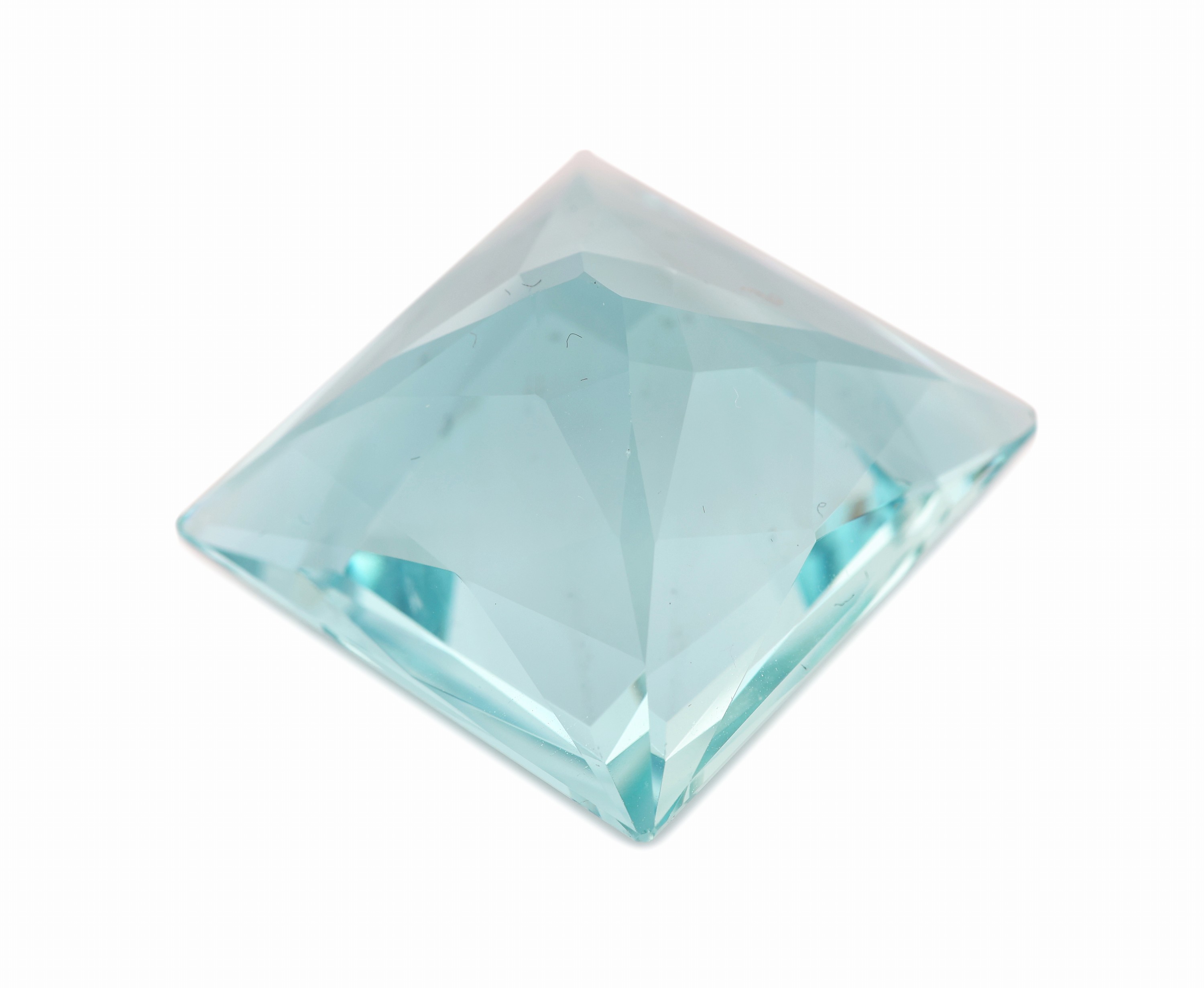 Detail b: Loser Aquamarin, ca. 36.79 ct, ca. 21.52 x 20.37 x 12.43 mm