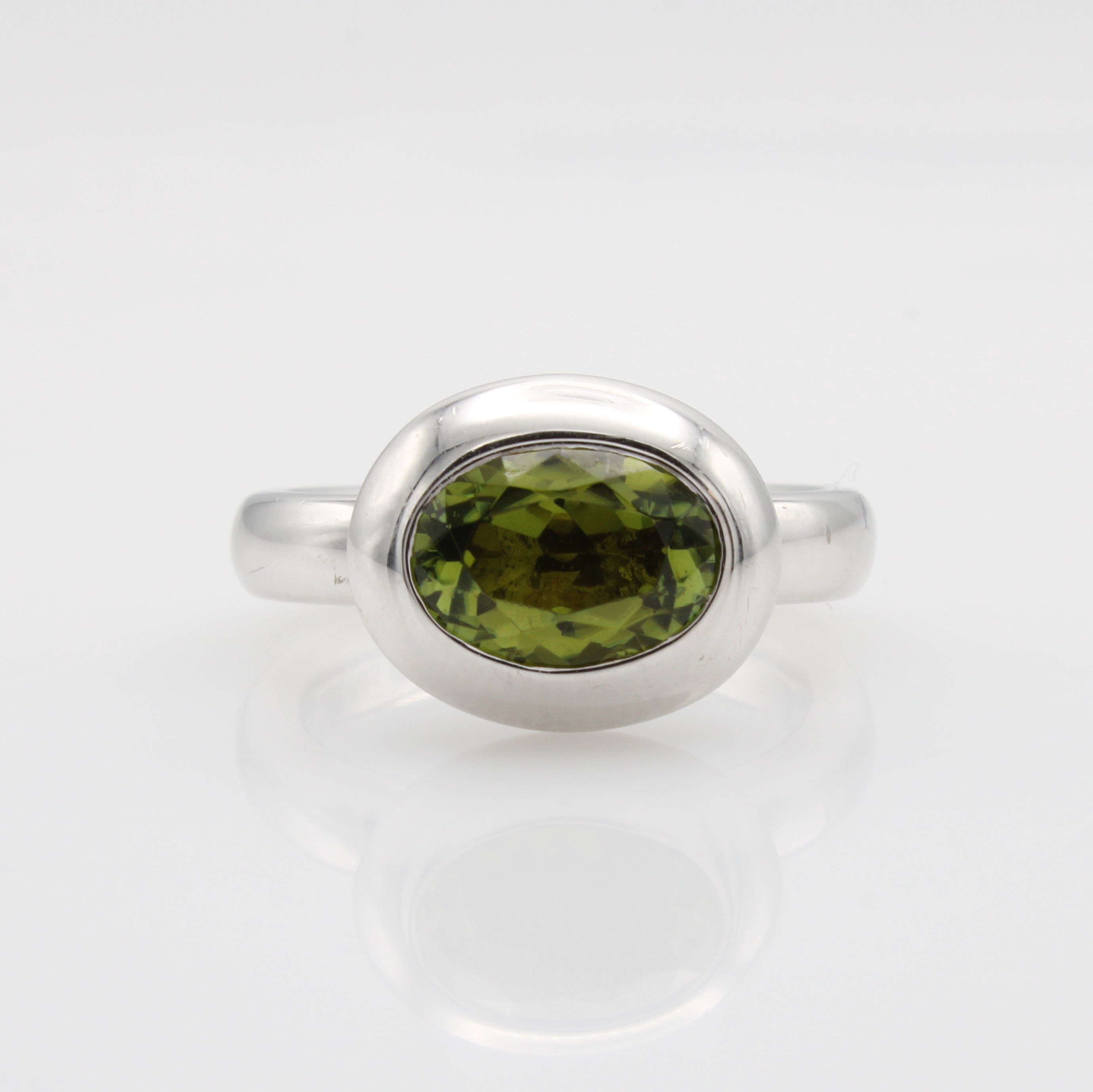 Image 27068170 - Ring mit Peridot, WG 585/000, ovaler Peridotin glatter Fassung, RW ca. 55 Schätzpreis: ...
