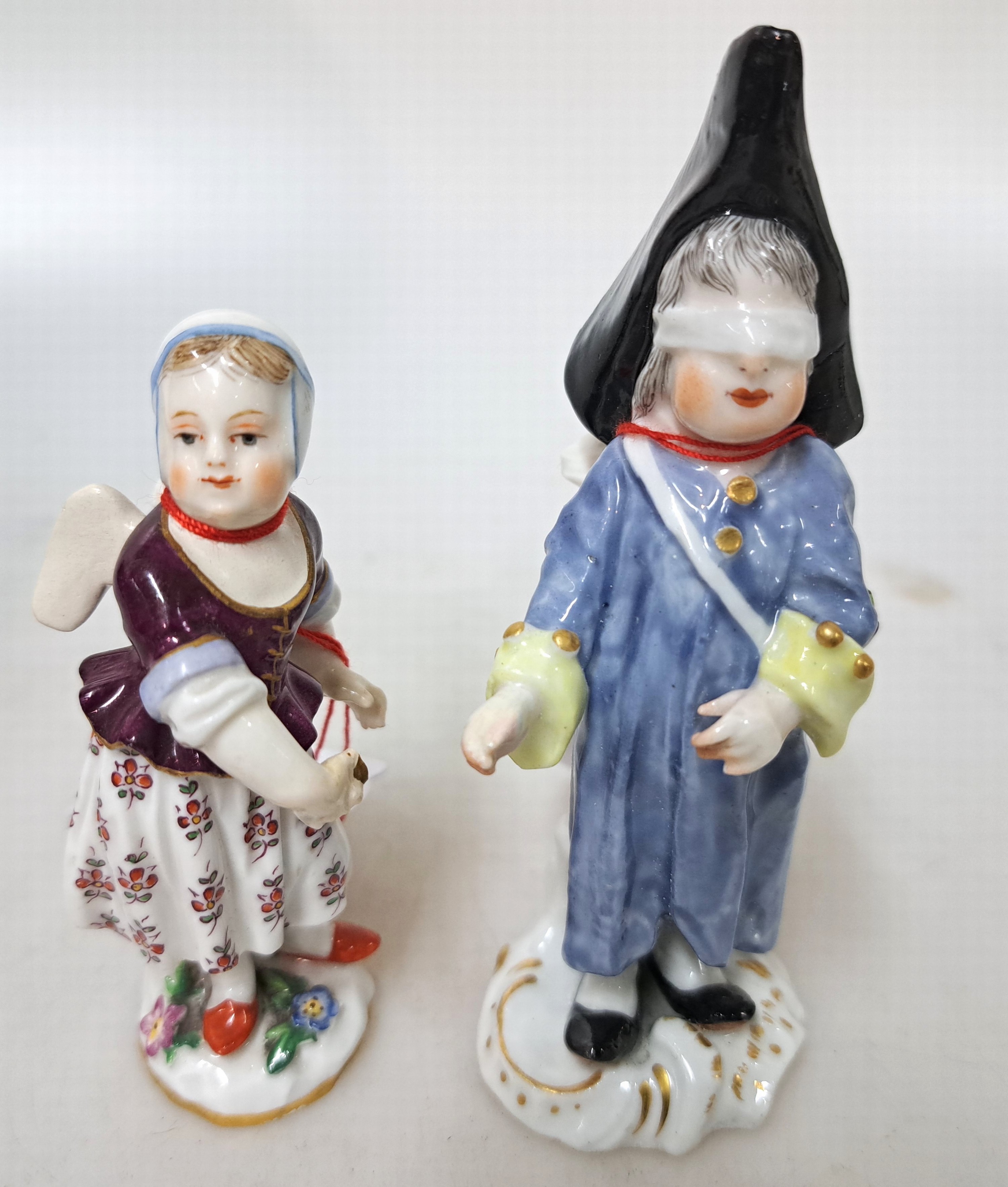 Detail a: 2 Amoretten, um 1850-1924, a. Meissen: verkleidete Amorette, polychrom bemalt, Goldstaffage, l. besch. bzw. rest., H. ca. 8.5 cm, b. ...