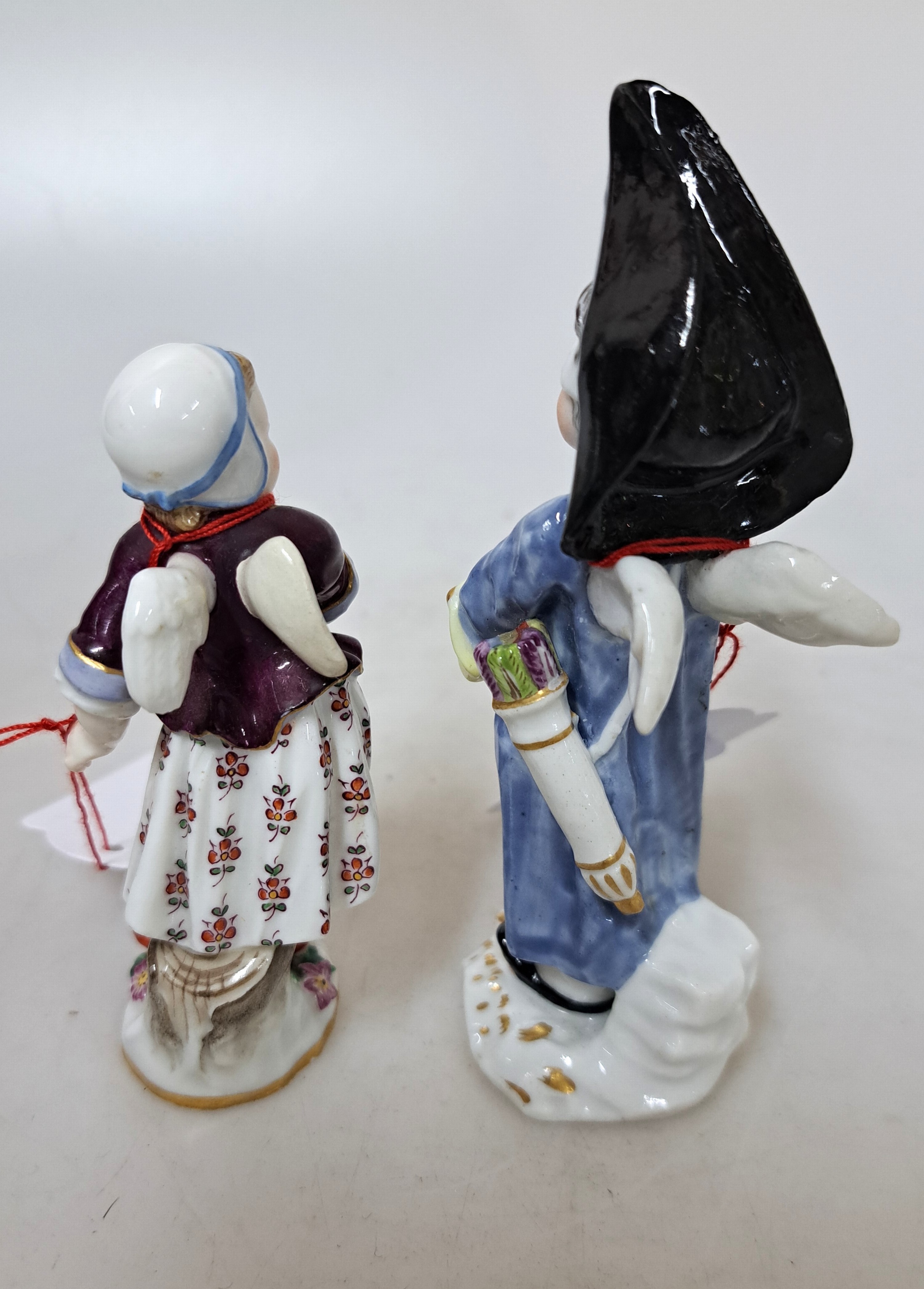 Detail c: 2 Amoretten, um 1850-1924, a. Meissen: verkleidete Amorette, polychrom bemalt, Goldstaffage, l. besch. bzw. rest., H. ca. 8.5 cm, b. ...