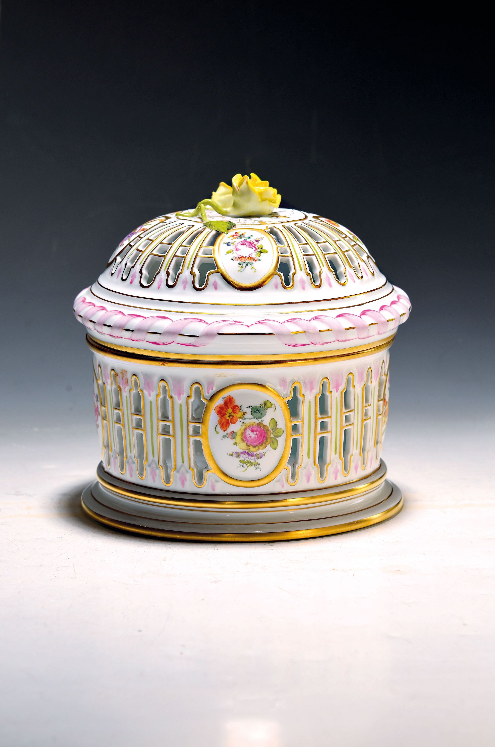 Image 27068179 - Große Deckeldose/Duftdose, Herend, 20. Jh., Porzellan, Wandung und Deckel in ...