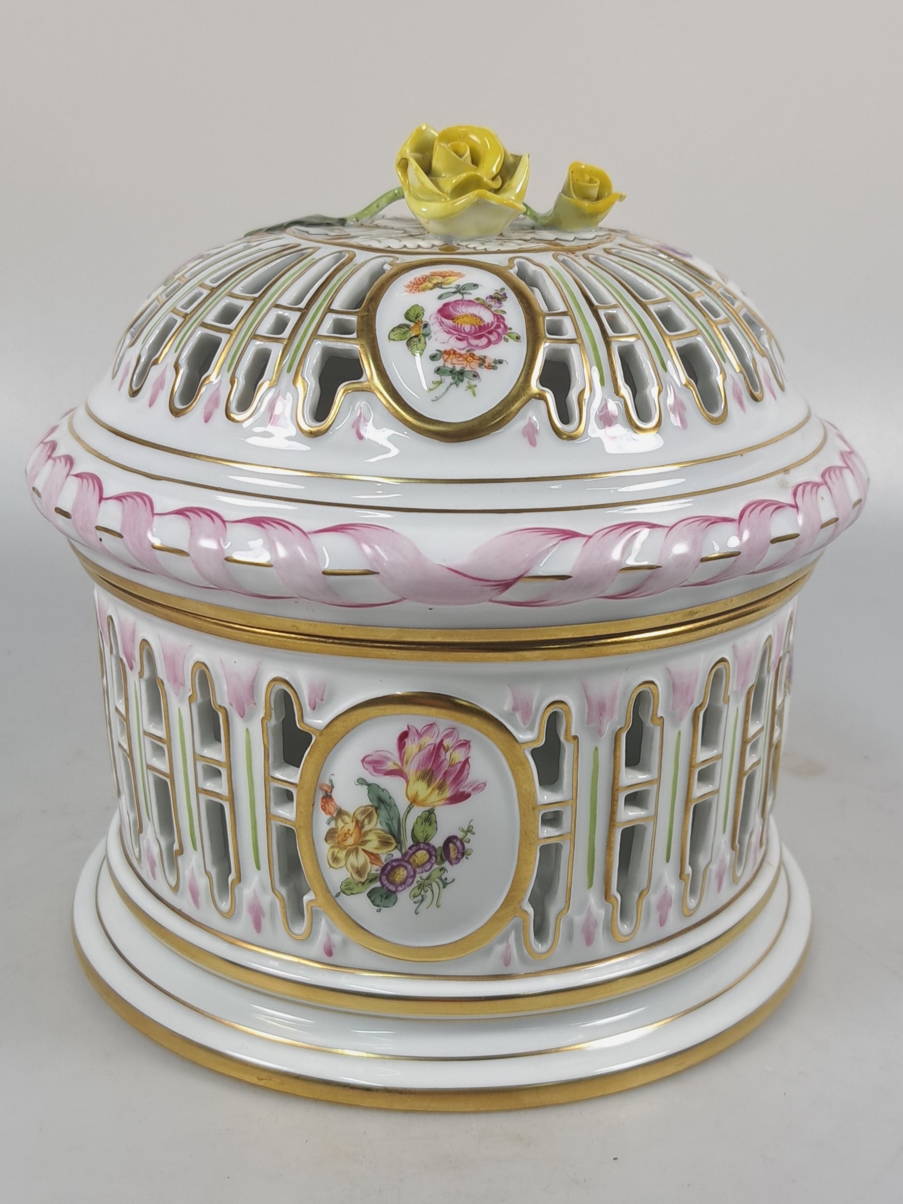 Detail a: Große Deckeldose/Duftdose, Herend, 20. Jh., Porzellan, Wandung und Deckel in Durchbrucharbeit, in Medaillons feine Blumenmalereien, Deckelrosen, ...