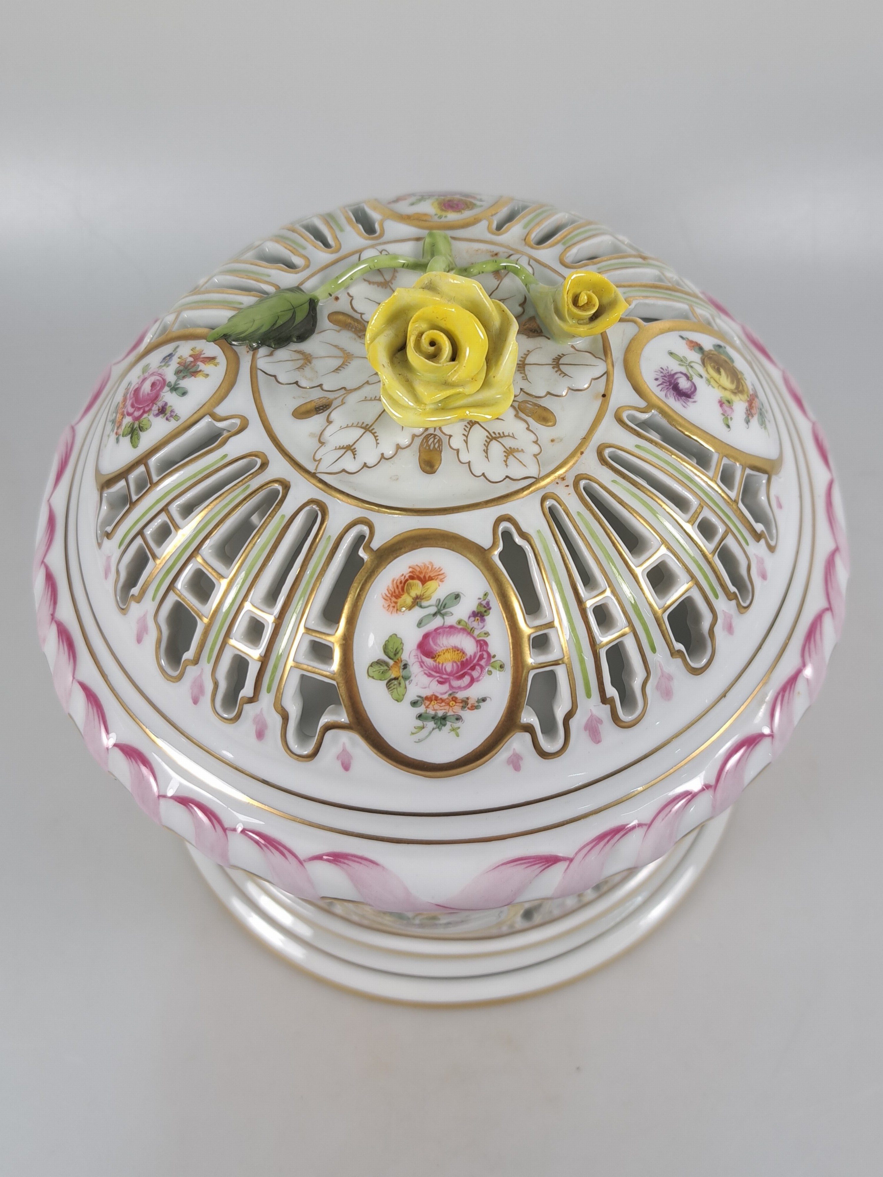 Detail b: Große Deckeldose/Duftdose, Herend, 20. Jh., Porzellan, Wandung und Deckel in Durchbrucharbeit, in Medaillons feine Blumenmalereien, Deckelrosen, ...