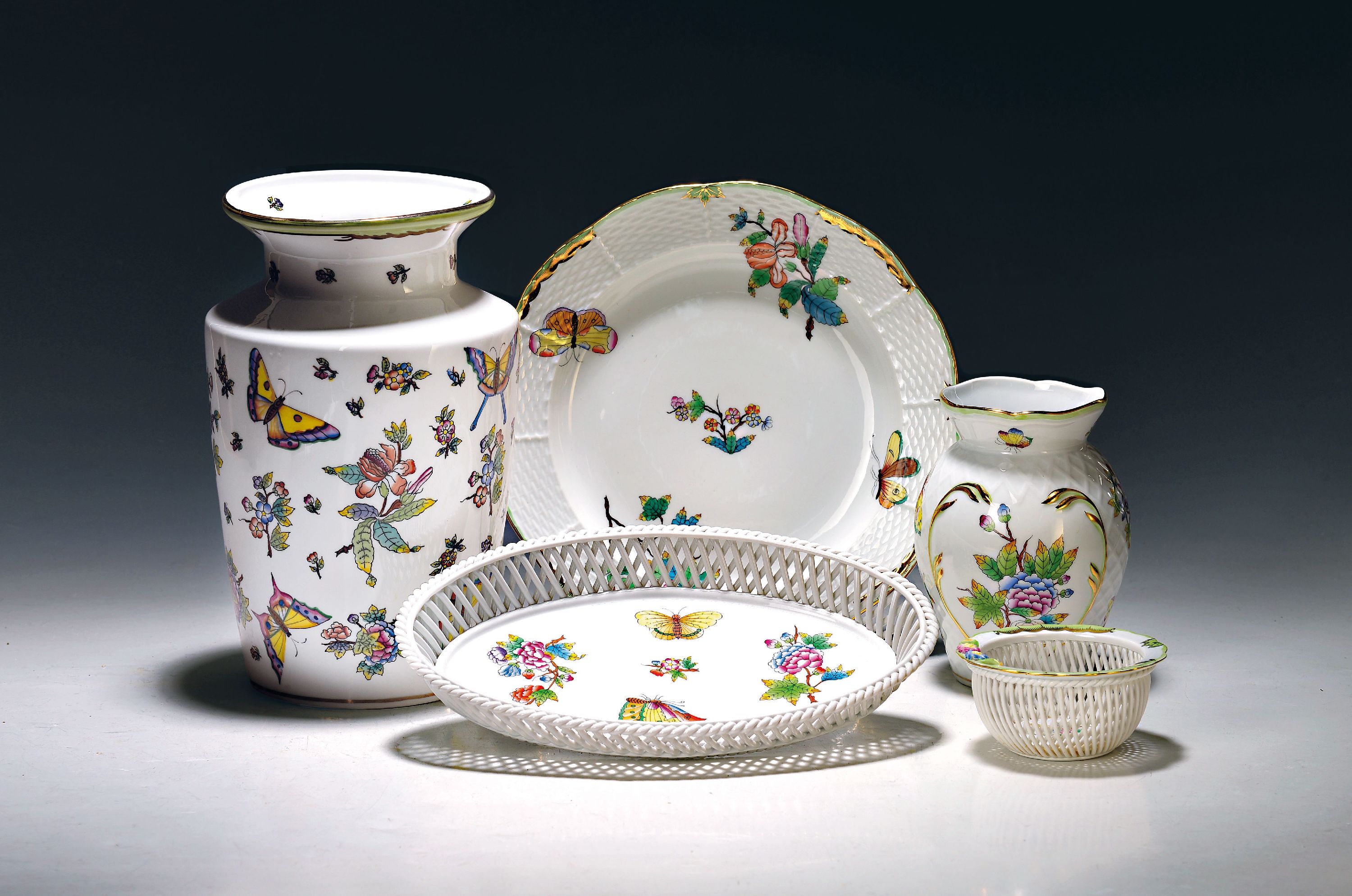 Image 27068183 - 5 Teile Viktoria, Herend, 20. Jh., 2 Vasen H. ca. 15-26cm; Teller D. 25 cm, ovale ...