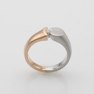 27068113a - Ring mit Brillant, RG/WG 585/000, z.T. matt.Brill. mittig gef. ca. 0.06 ct Weiß/si, RW ...