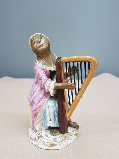 Image 27068125a - Porcelain figure, probably Meissen, around 1820/30, figure from the monkey band, harpist, ...