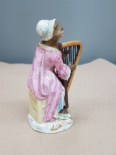 Image 27068125b - Porcelain figure, probably Meissen, around 1820/30, figure from the monkey band, harpist, ...