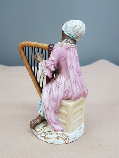 Image 27068125c - Porcelain figure, probably Meissen, around 1820/30, figure from the monkey band, harpist, ...