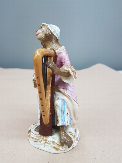 Image 27068125d - Porcelain figure, probably Meissen, around 1820/30, figure from the monkey band, harpist, ...