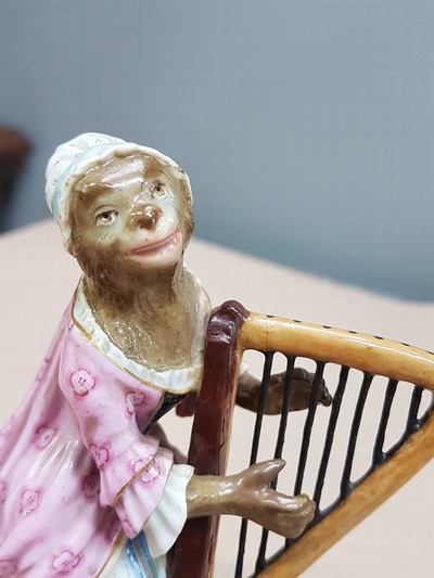 Image 27068125e - Porcelain figure, probably Meissen, around 1820/30, figure from the monkey band, harpist, ...