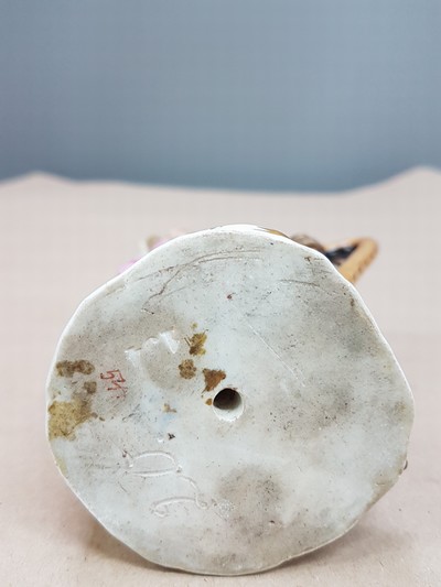 Image 27068125f - Porcelain figure, probably Meissen, around 1820/30, figure from the monkey band, harpist, ...