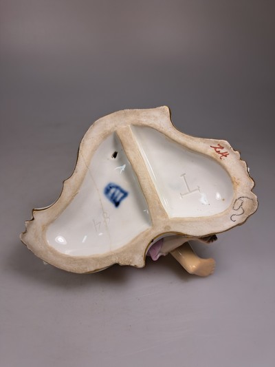 27068129d - Zwei Porzellanfiguren 18./19. Jh., a. Essigverkäufer, nach Meissener Vorbild, 13.5 cm, ...
