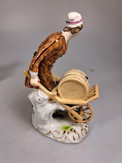 27068129j - Zwei Porzellanfiguren 18./19. Jh., a. Essigverkäufer, nach Meissener Vorbild, 13.5 cm, ...