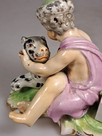 27068129o - Zwei Porzellanfiguren 18./19. Jh., a. Essigverkäufer, nach Meissener Vorbild, 13.5 cm, ...