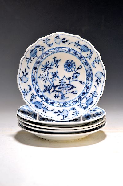 Image 5 Brotteller, Meissen, um 1900, Porzellan, blaues Zwiebelmuster unter der Glasur, 1x 1. ...