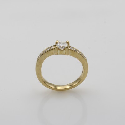 27068155a - Ring mit Brillanten, GG 585/000, Solitär u. Besatzbrill. zus. ca. 0.61 ct Weiß/si, RW ...