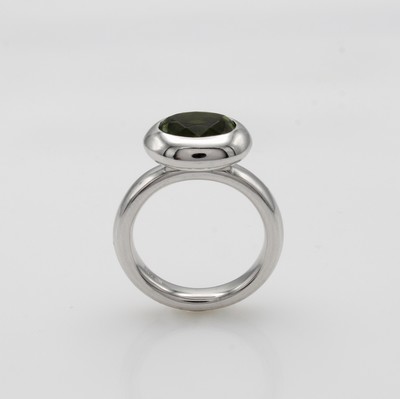 27068170a - Ring mit Peridot, WG 585/000, ovaler Peridotin glatter Fassung, RW ca. 55 Schätzpreis: ...