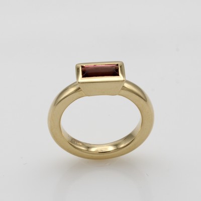 27068172a - Ring mit Turmalin, GG 585/000, rosa Turmalinbaguette in glatter Fassung, RW ca. 55 ...