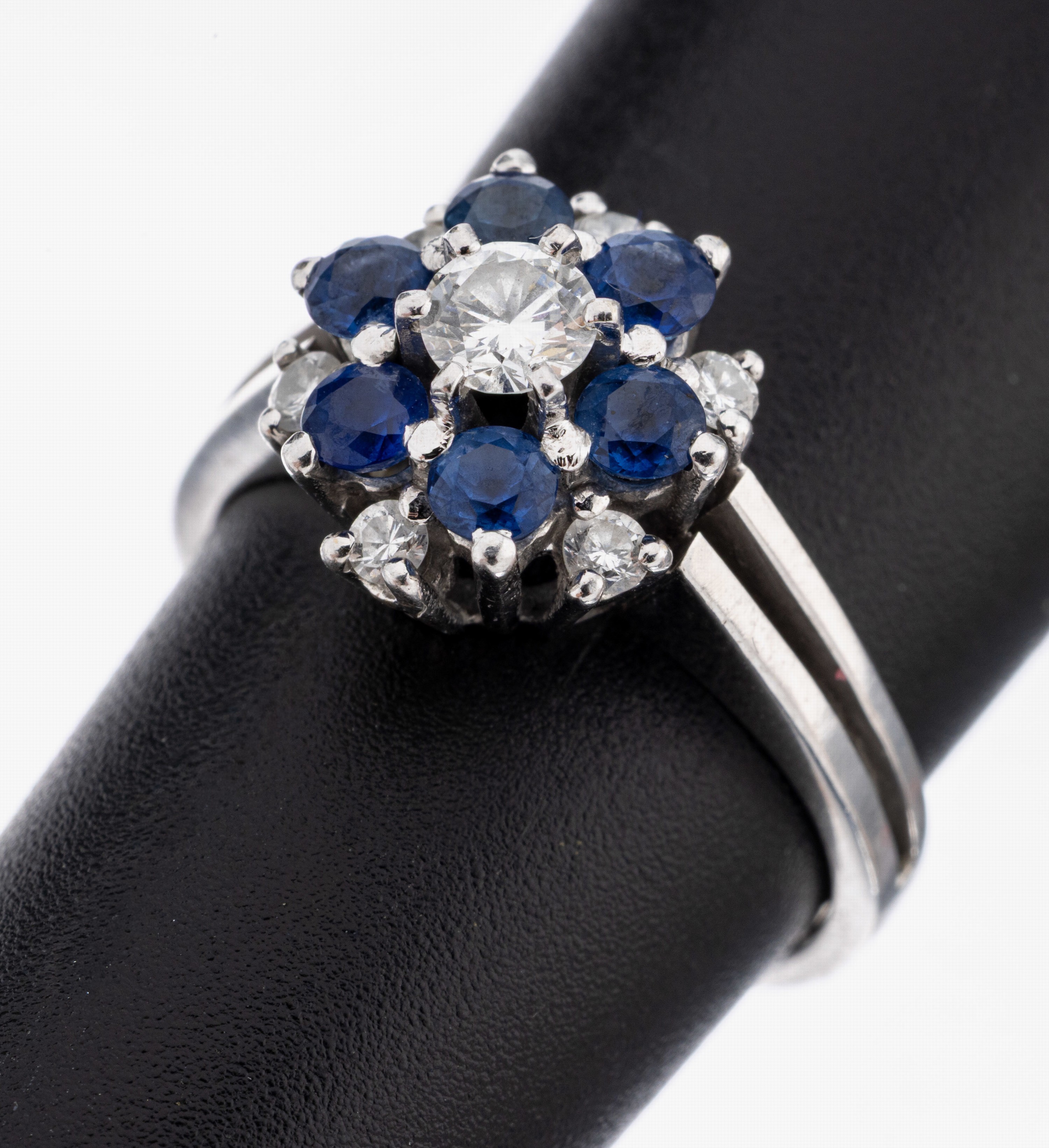 Image 27068395 - 14 kt Gold Saphir-Brillant-Ring, WG 585/000, blütenf. Ringkopf, 6 rundfacett. Saphire ...