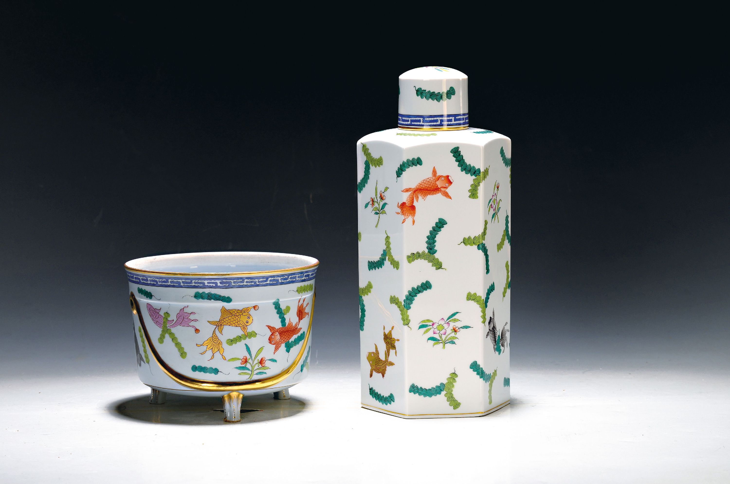 Image 27068401 - Deckelflasche/-vase und Übertopf , Herend, Dekor Poisson, Topf blaugrundig, H. 12 cm, ...