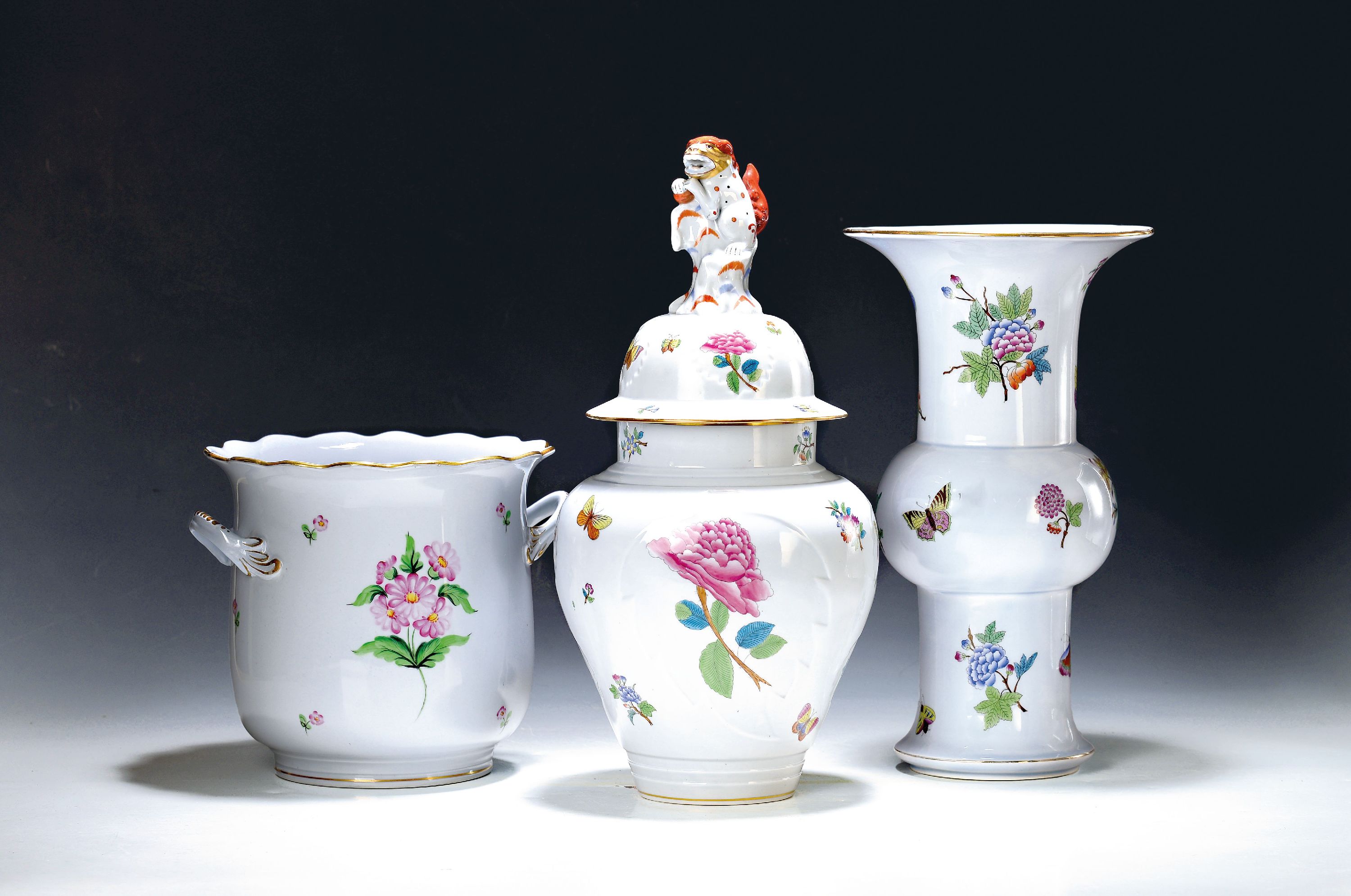 Image 27068415 - Zwei Vasen und ein Übertopf, Herend, Porzellan, blaugrundig, bemalt, 1. Deckelvase, ...