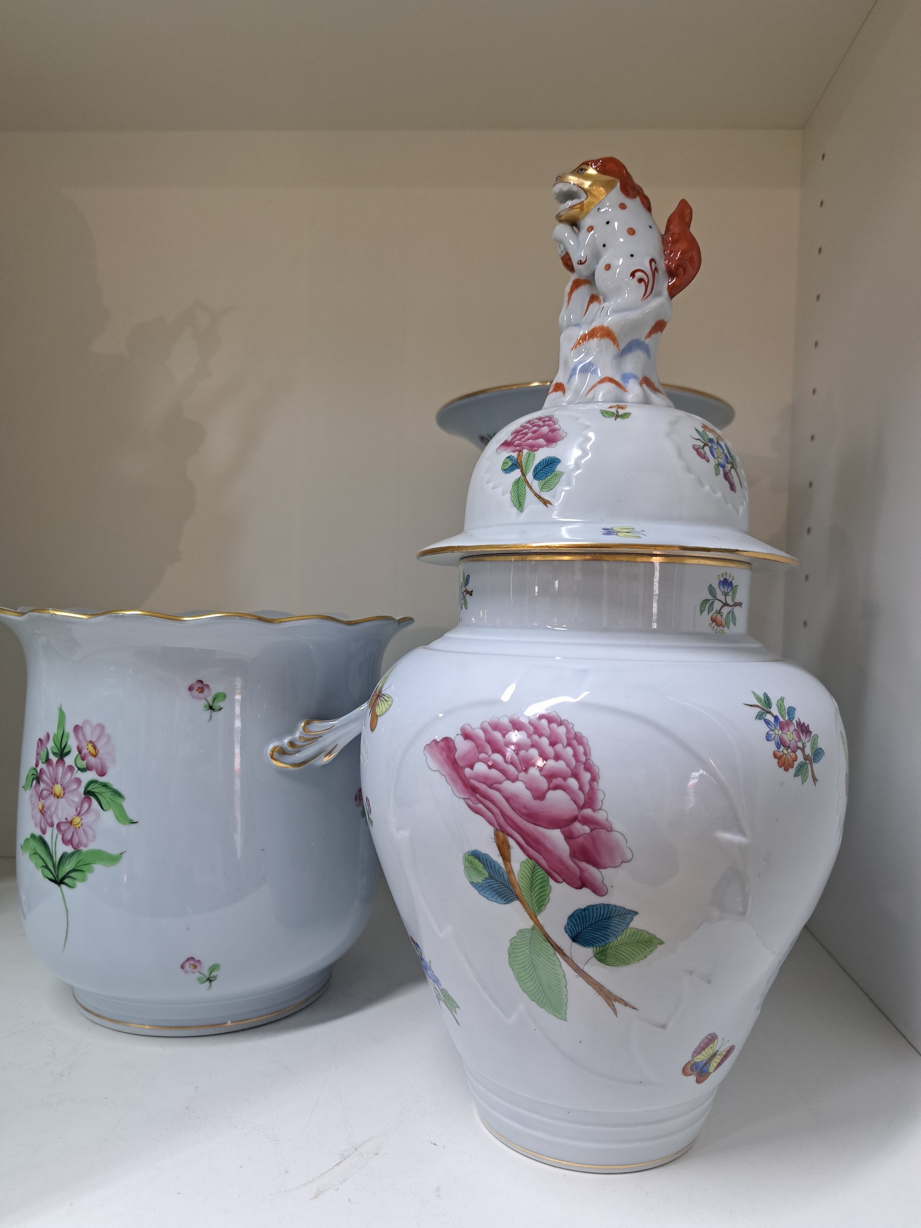 Detail a: Zwei Vasen und ein Übertopf, Herend, Porzellan, blaugrundig, bemalt, 1. Deckelvase, ind. Blumen mit Schmetterling, H. ca. 40 cm, 2. Ku-Vase, H: 33.5 ...