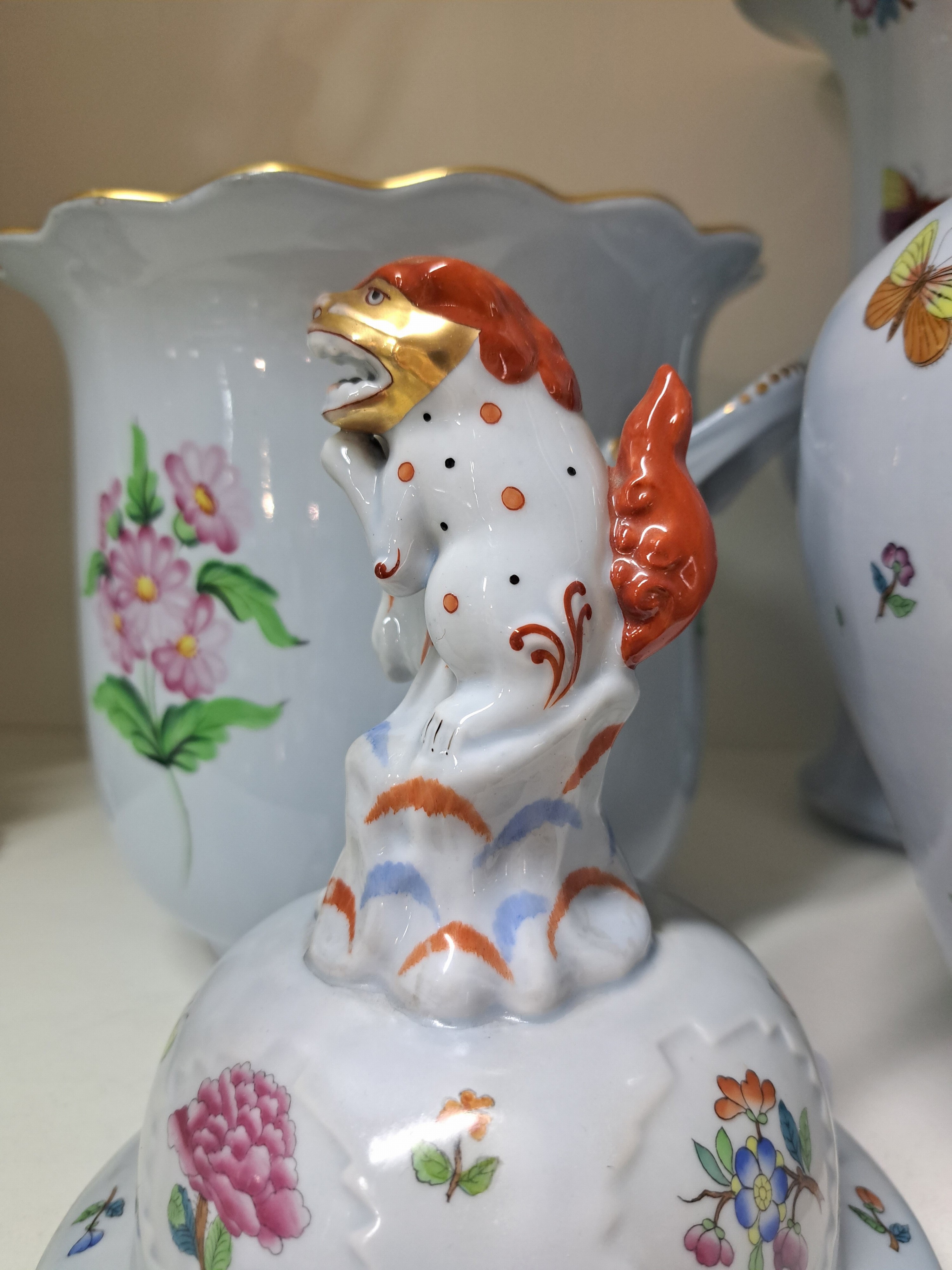 Detail d: Zwei Vasen und ein Übertopf, Herend, Porzellan, blaugrundig, bemalt, 1. Deckelvase, ind. Blumen mit Schmetterling, H. ca. 40 cm, 2. Ku-Vase, H: 33.5 ...