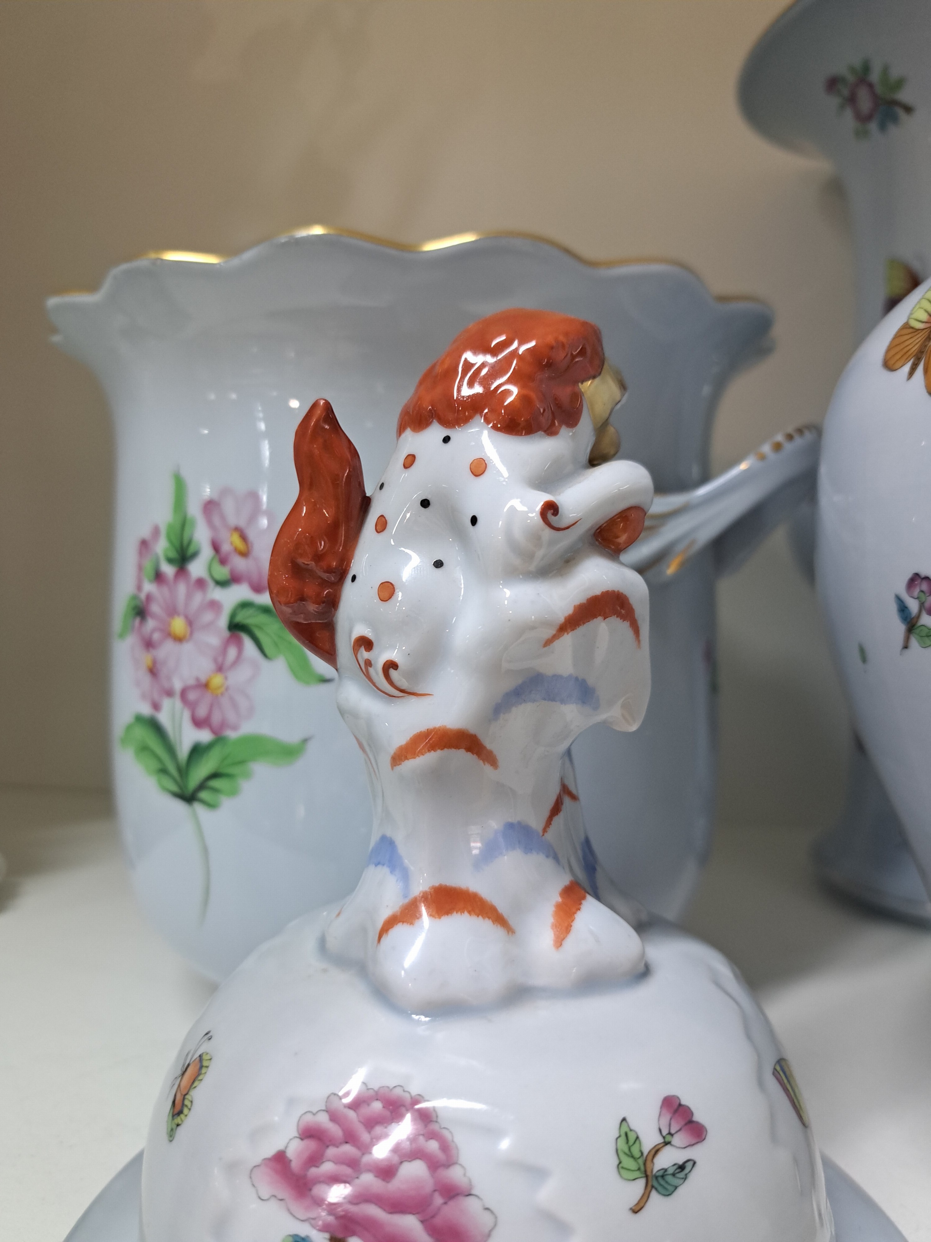 Detail e: Zwei Vasen und ein Übertopf, Herend, Porzellan, blaugrundig, bemalt, 1. Deckelvase, ind. Blumen mit Schmetterling, H. ca. 40 cm, 2. Ku-Vase, H: 33.5 ...