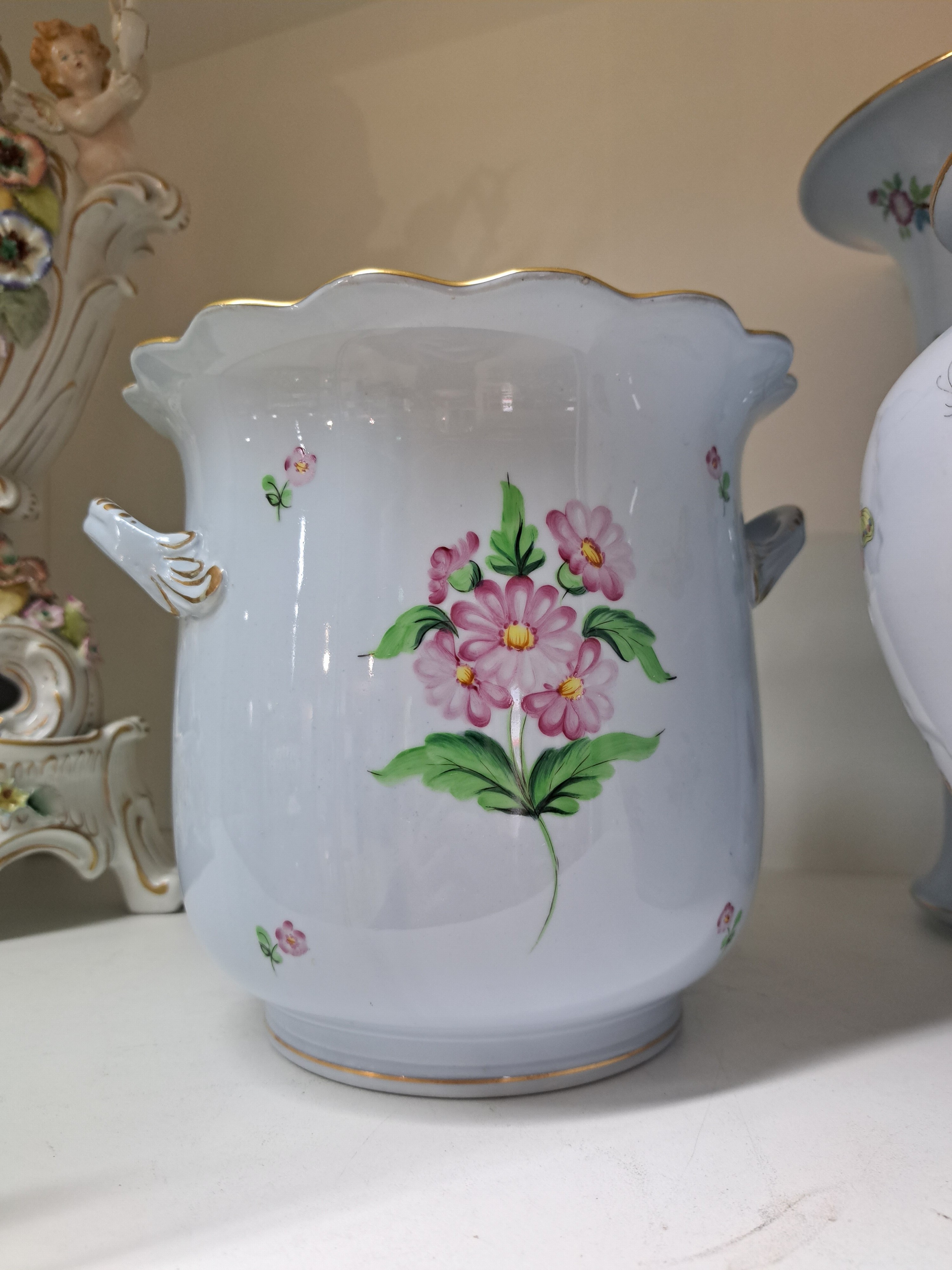 Detail g: Zwei Vasen und ein Übertopf, Herend, Porzellan, blaugrundig, bemalt, 1. Deckelvase, ind. Blumen mit Schmetterling, H. ca. 40 cm, 2. Ku-Vase, H: 33.5 ...