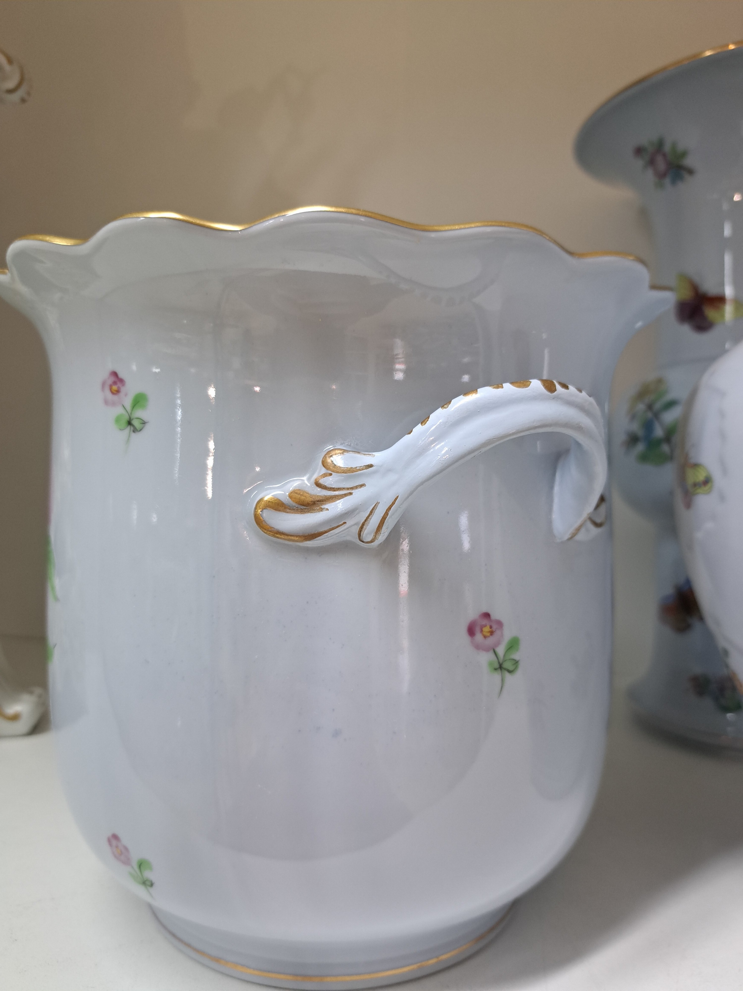 Detail h: Zwei Vasen und ein Übertopf, Herend, Porzellan, blaugrundig, bemalt, 1. Deckelvase, ind. Blumen mit Schmetterling, H. ca. 40 cm, 2. Ku-Vase, H: 33.5 ...