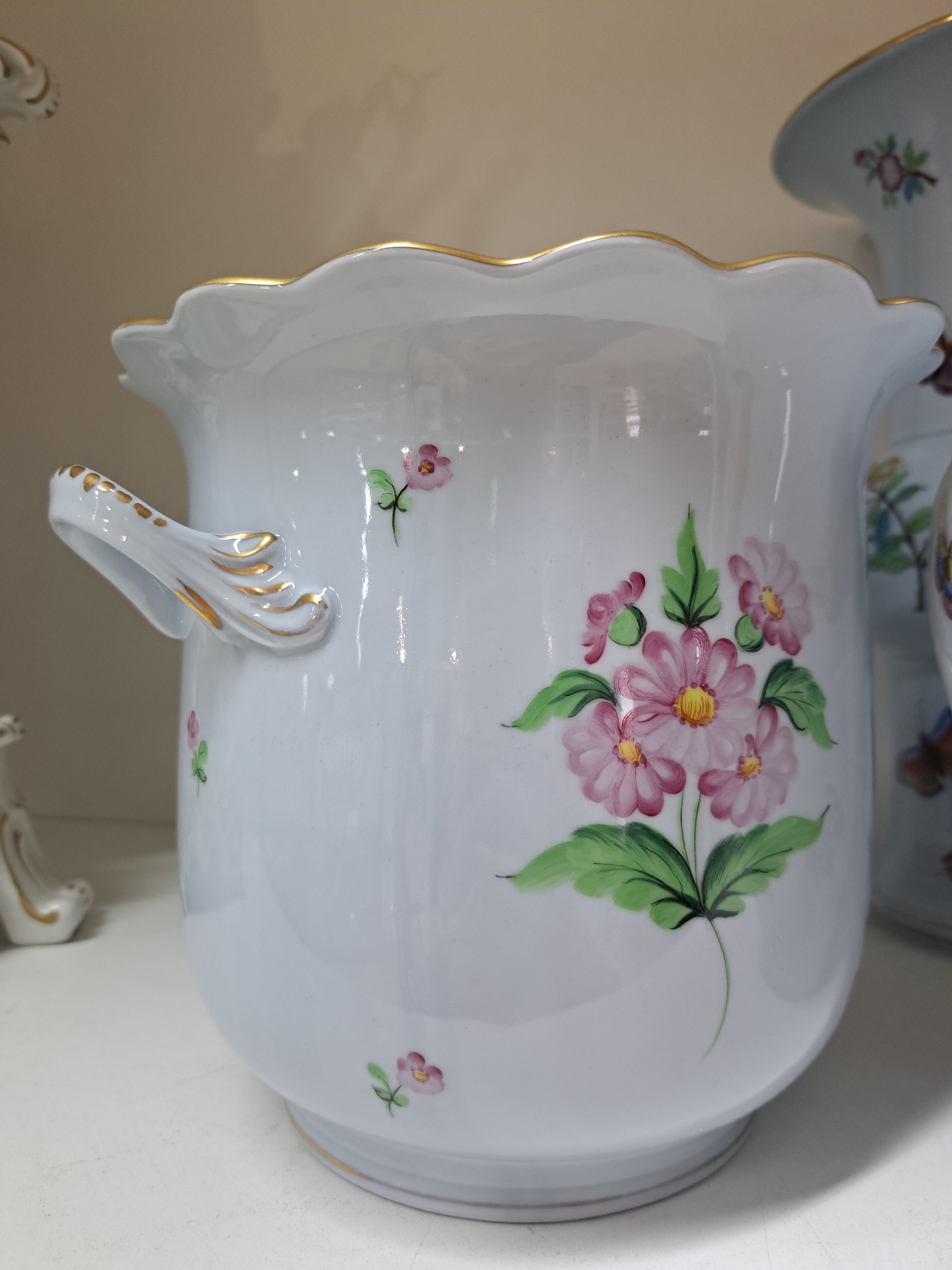 Detail i: Zwei Vasen und ein Übertopf, Herend, Porzellan, blaugrundig, bemalt, 1. Deckelvase, ind. Blumen mit Schmetterling, H. ca. 40 cm, 2. Ku-Vase, H: 33.5 ...
