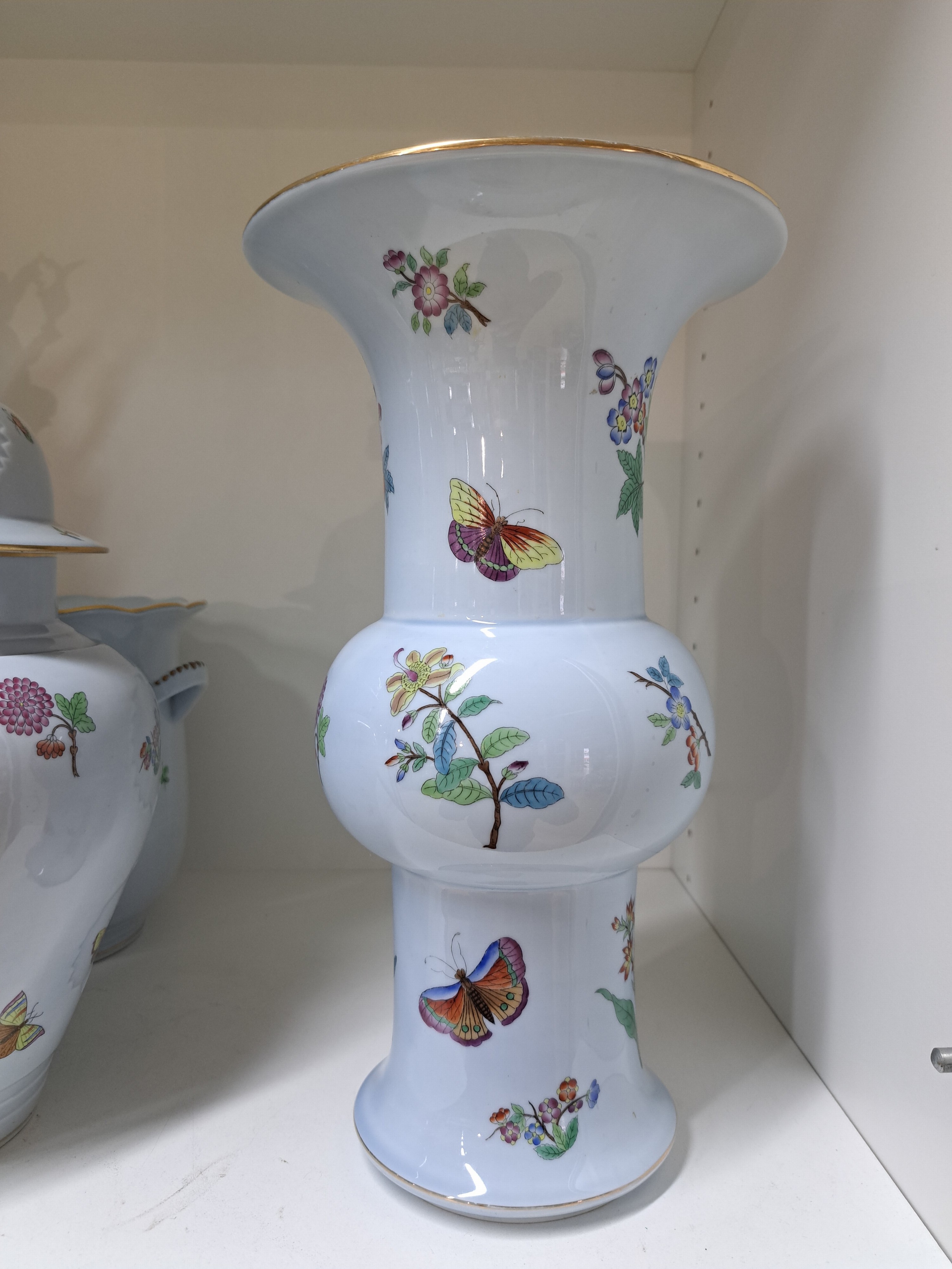 Detail l: Zwei Vasen und ein Übertopf, Herend, Porzellan, blaugrundig, bemalt, 1. Deckelvase, ind. Blumen mit Schmetterling, H. ca. 40 cm, 2. Ku-Vase, H: 33.5 ...