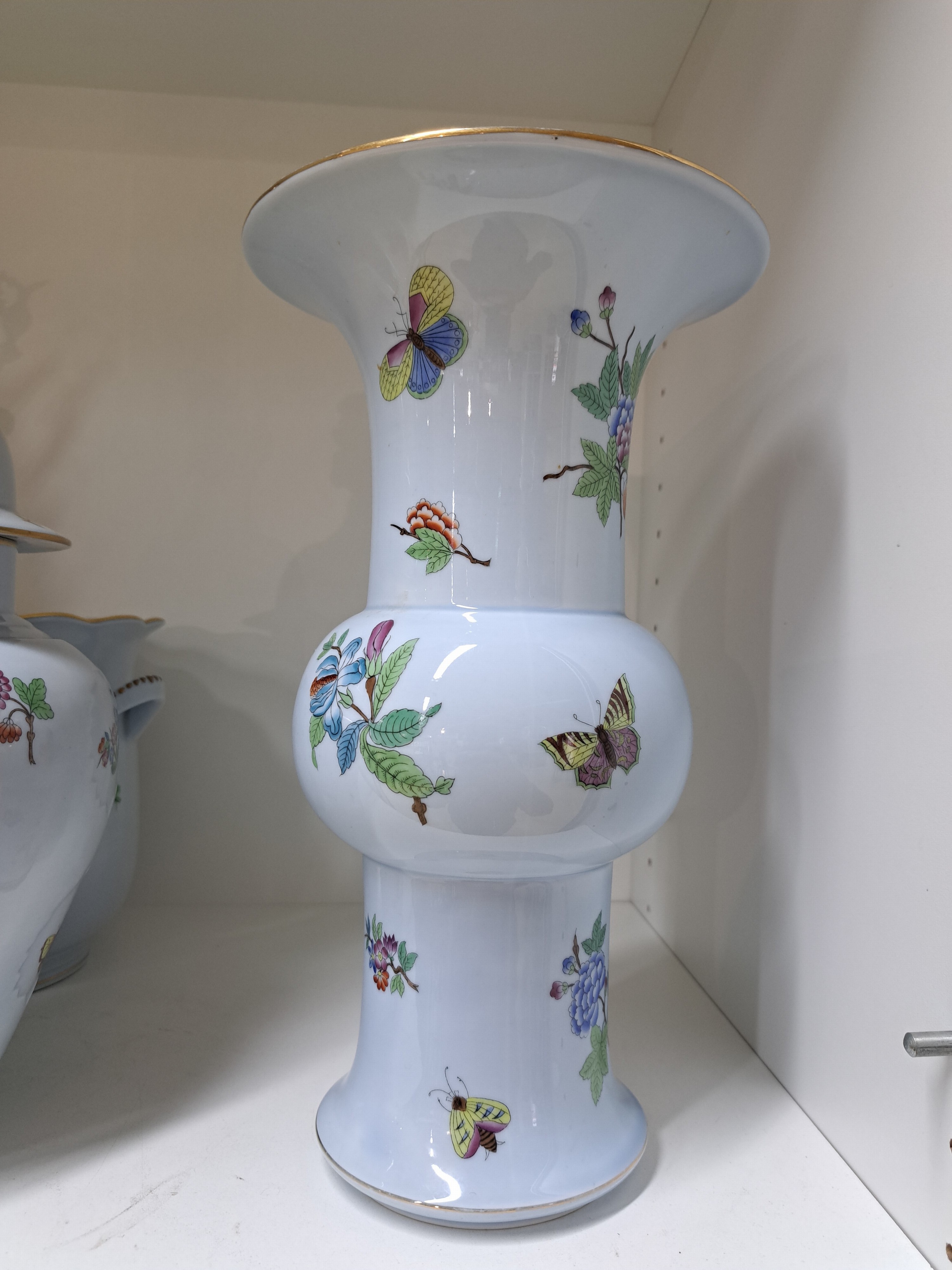 Detail m: Zwei Vasen und ein Übertopf, Herend, Porzellan, blaugrundig, bemalt, 1. Deckelvase, ind. Blumen mit Schmetterling, H. ca. 40 cm, 2. Ku-Vase, H: 33.5 ...