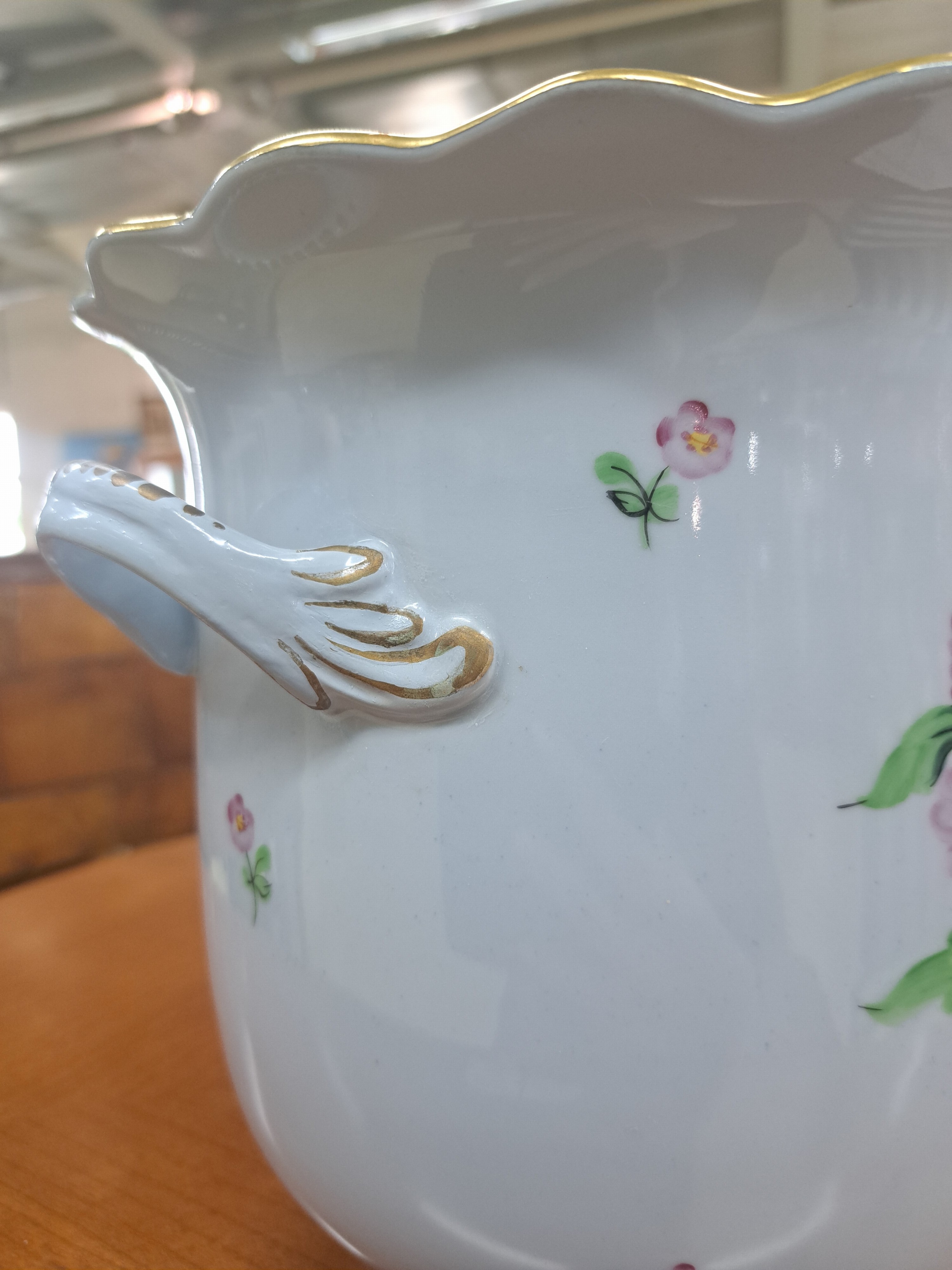 Detail q: Zwei Vasen und ein Übertopf, Herend, Porzellan, blaugrundig, bemalt, 1. Deckelvase, ind. Blumen mit Schmetterling, H. ca. 40 cm, 2. Ku-Vase, H: 33.5 ...