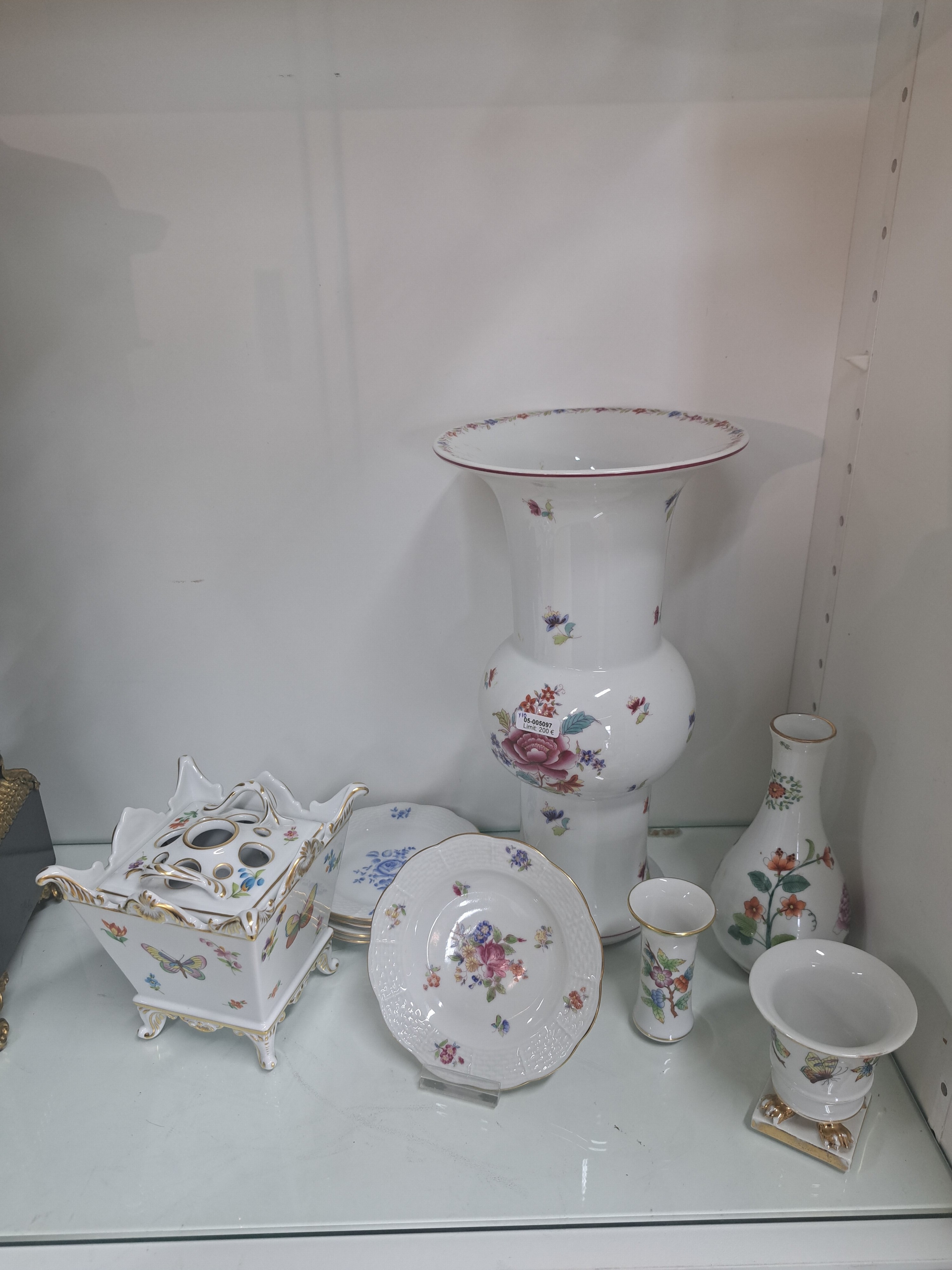 Detail a: 10 Teile Herend, 20. Jh., Porzellan, sog. Ku-Vase, mit asiat. Blumendekor, H. 29.5 cm, 5 Tellerchen, D. 12 cm, 2 kl. Vasen Dekor Viktoria, H. 7.5-8 ...