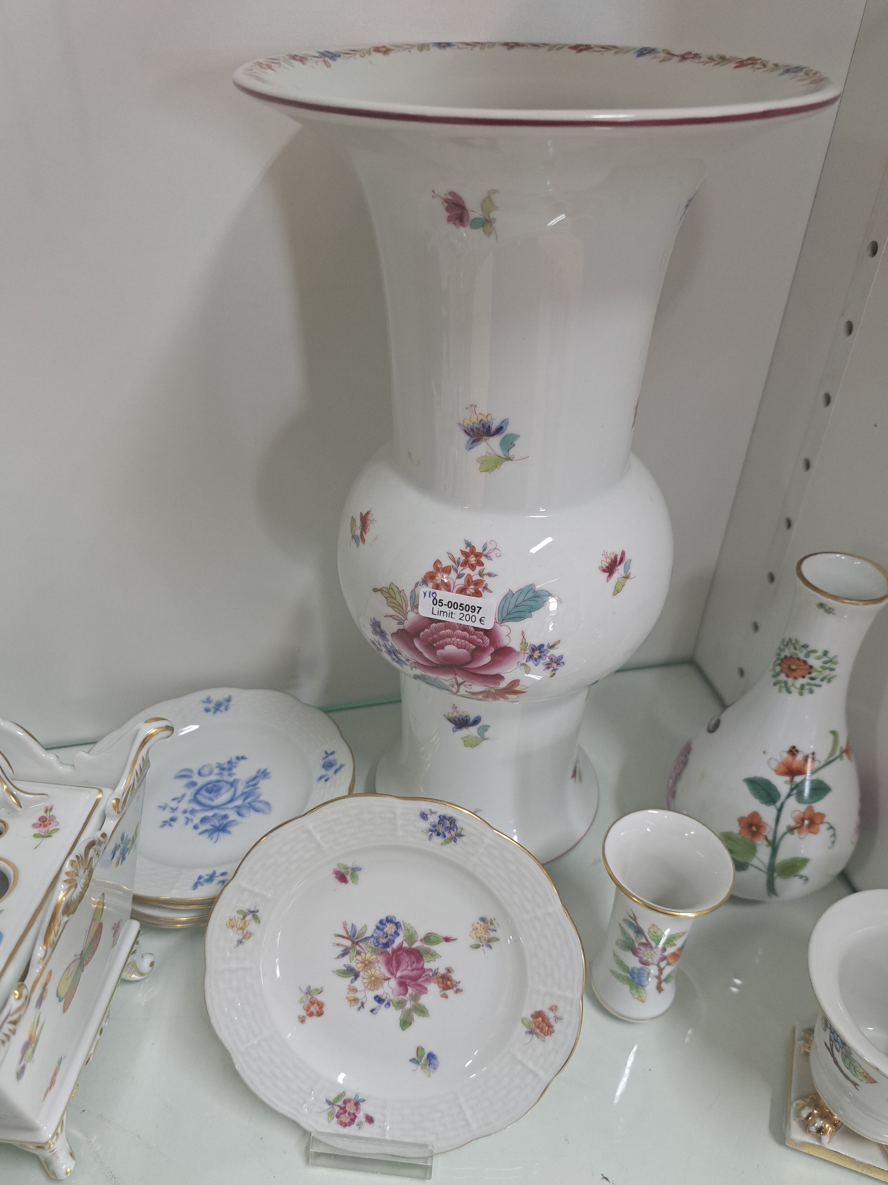 Detail c: 10 Teile Herend, 20. Jh., Porzellan, sog. Ku-Vase, mit asiat. Blumendekor, H. 29.5 cm, 5 Tellerchen, D. 12 cm, 2 kl. Vasen Dekor Viktoria, H. 7.5-8 ...