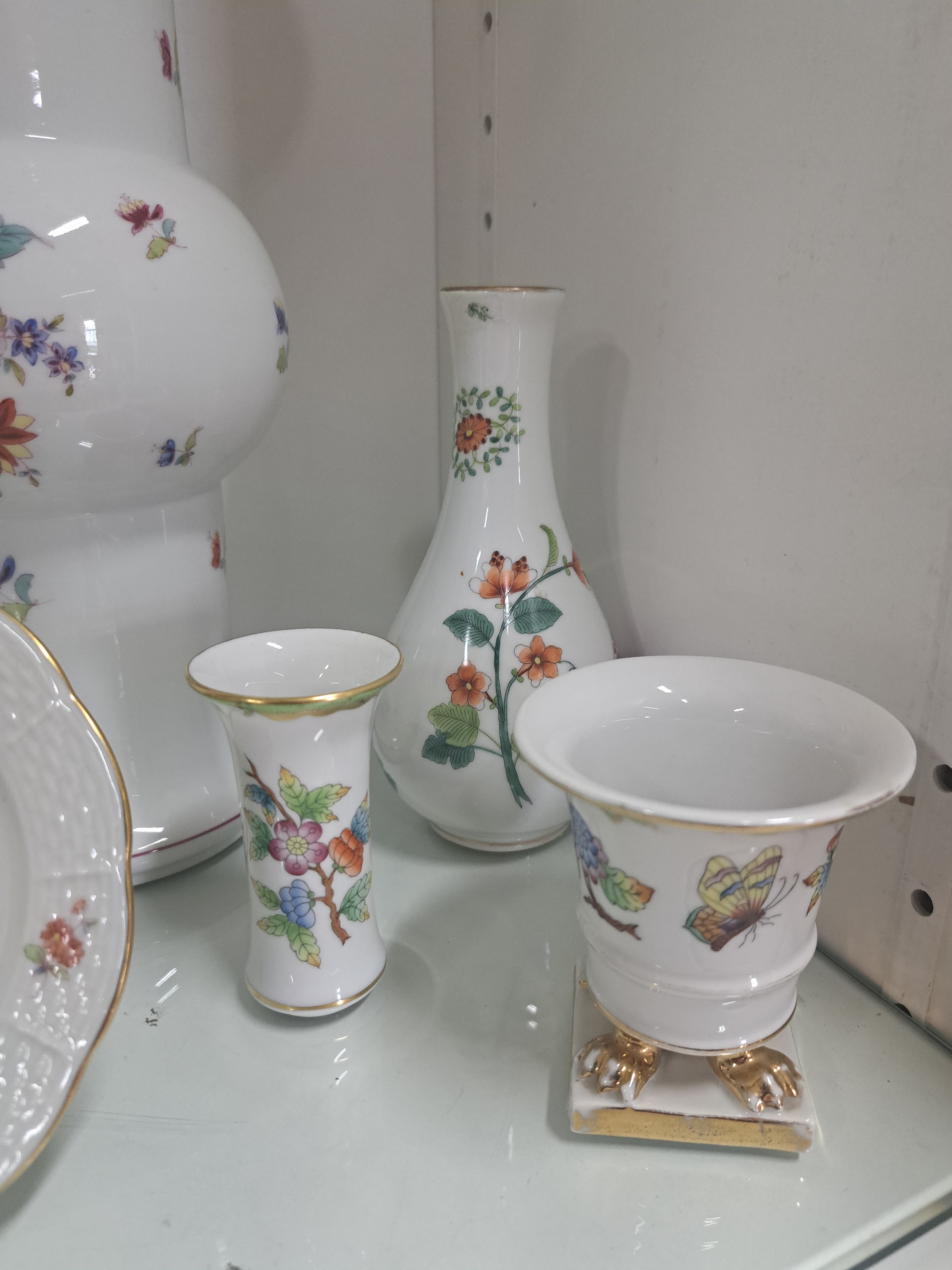 Detail d: 10 Teile Herend, 20. Jh., Porzellan, sog. Ku-Vase, mit asiat. Blumendekor, H. 29.5 cm, 5 Tellerchen, D. 12 cm, 2 kl. Vasen Dekor Viktoria, H. 7.5-8 ...