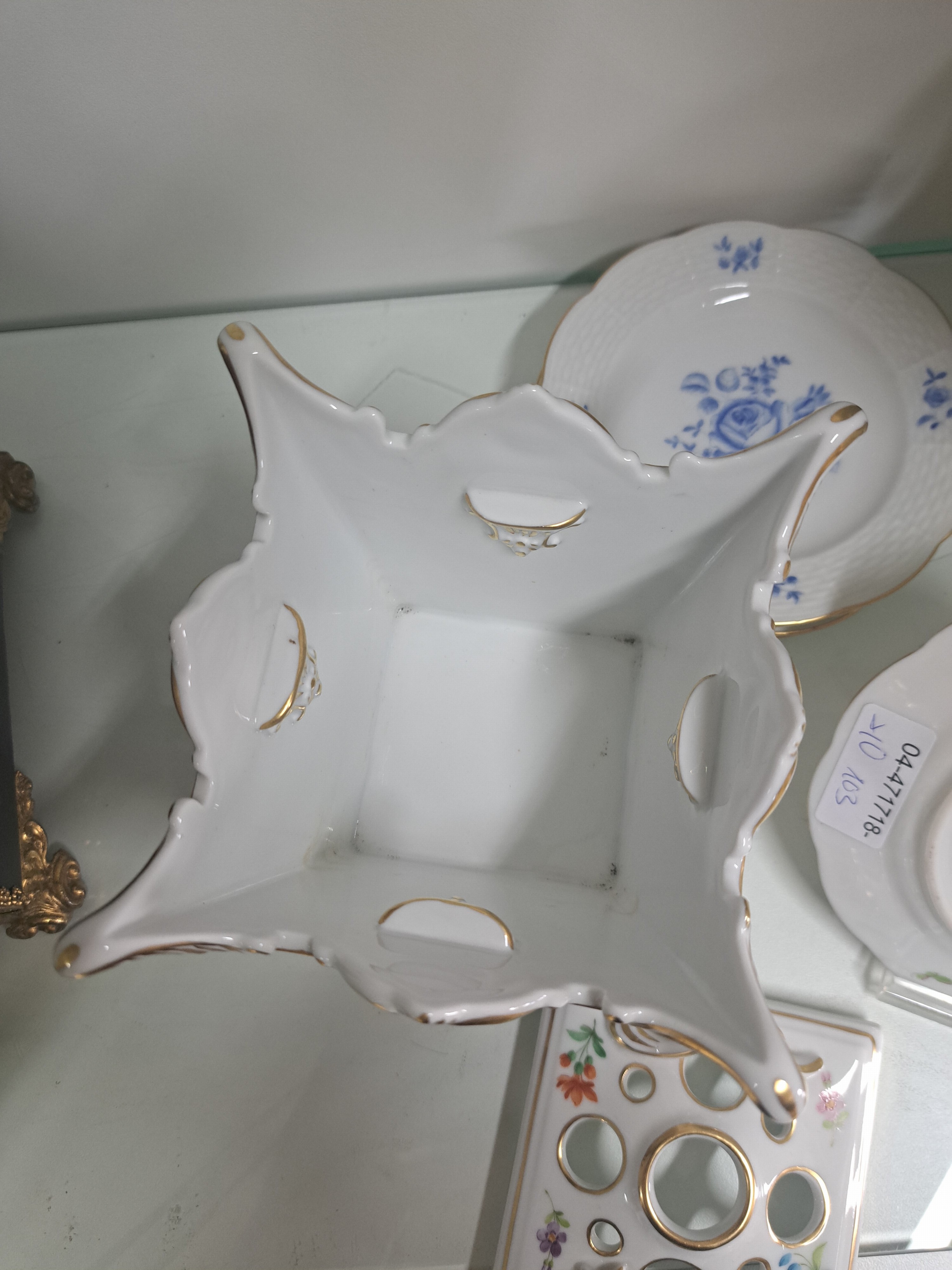 Detail g: 10 Teile Herend, 20. Jh., Porzellan, sog. Ku-Vase, mit asiat. Blumendekor, H. 29.5 cm, 5 Tellerchen, D. 12 cm, 2 kl. Vasen Dekor Viktoria, H. 7.5-8 ...