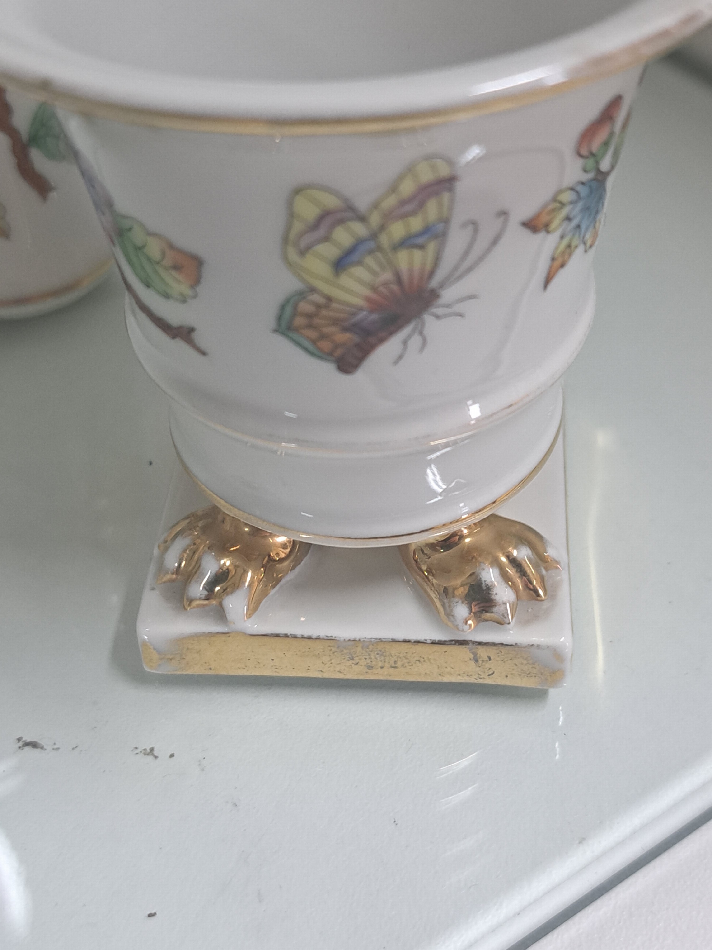 Detail h: 10 Teile Herend, 20. Jh., Porzellan, sog. Ku-Vase, mit asiat. Blumendekor, H. 29.5 cm, 5 Tellerchen, D. 12 cm, 2 kl. Vasen Dekor Viktoria, H. 7.5-8 ...