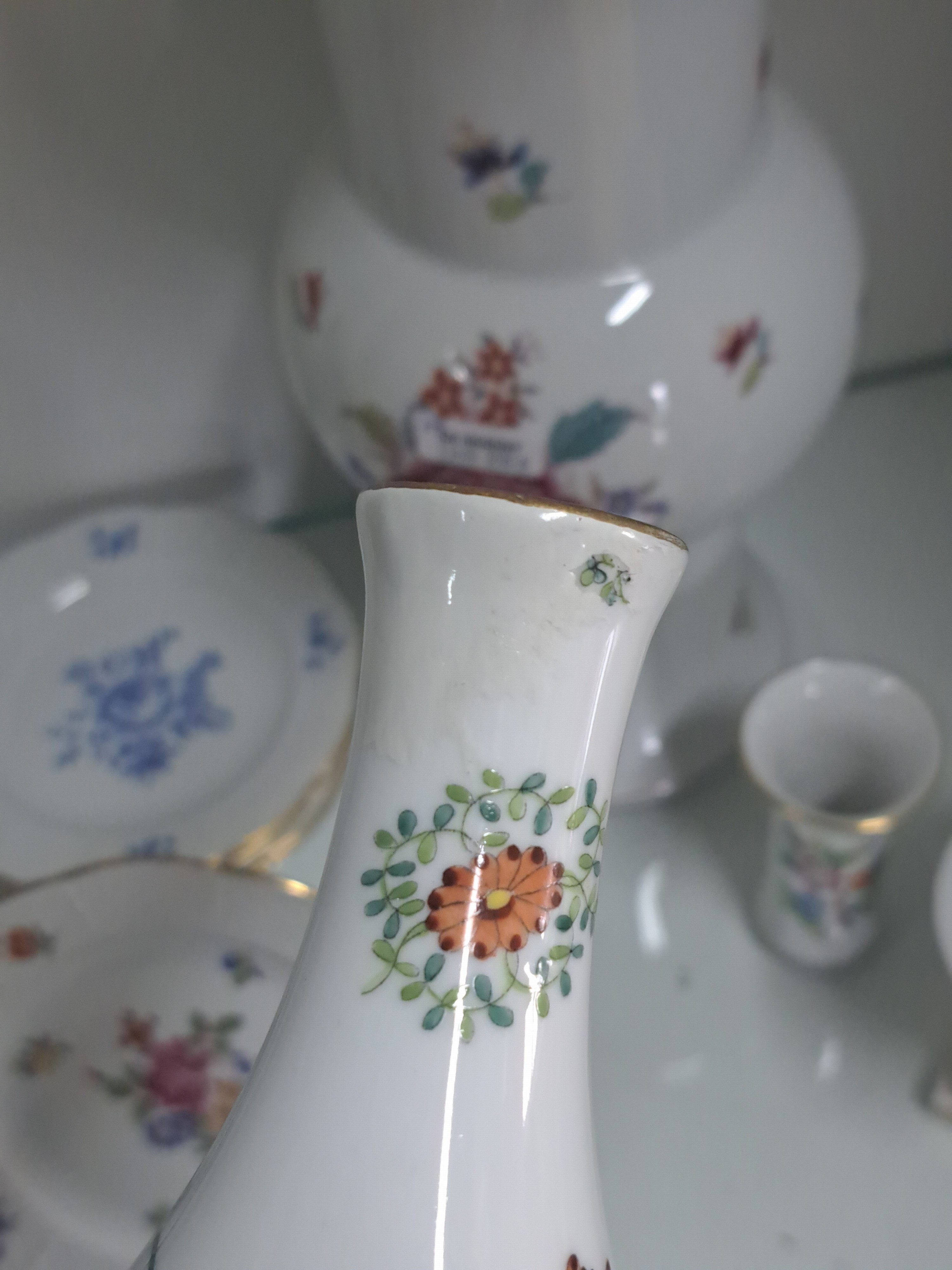 Detail i: 10 Teile Herend, 20. Jh., Porzellan, sog. Ku-Vase, mit asiat. Blumendekor, H. 29.5 cm, 5 Tellerchen, D. 12 cm, 2 kl. Vasen Dekor Viktoria, H. 7.5-8 ...