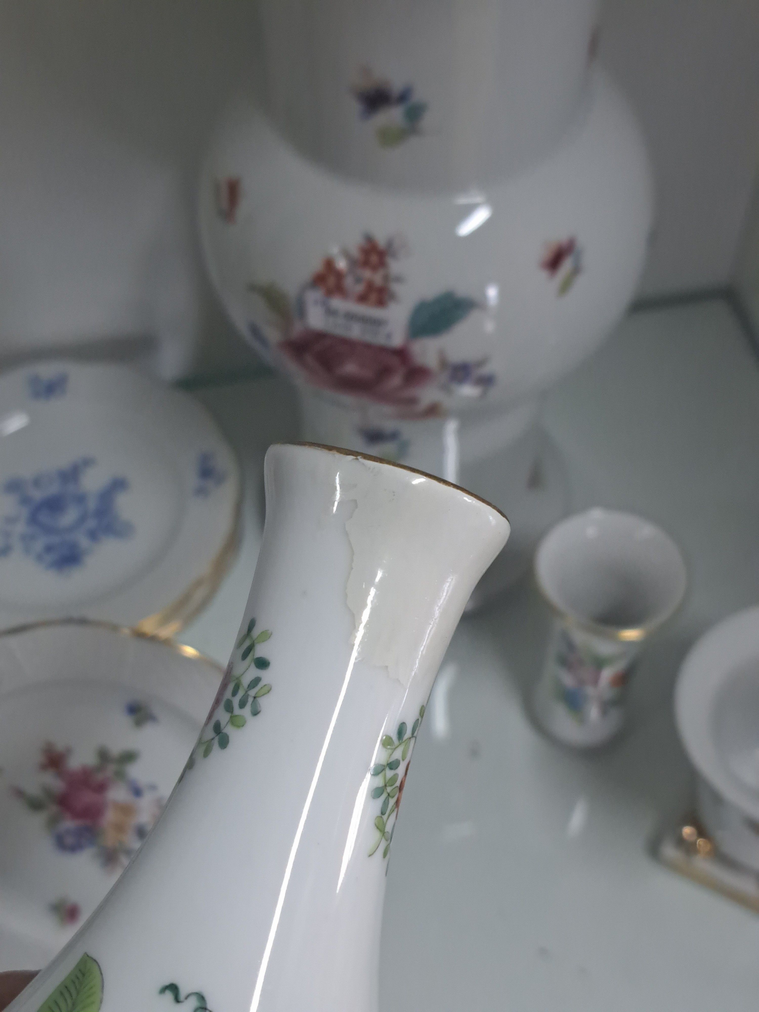 Detail j: 10 Teile Herend, 20. Jh., Porzellan, sog. Ku-Vase, mit asiat. Blumendekor, H. 29.5 cm, 5 Tellerchen, D. 12 cm, 2 kl. Vasen Dekor Viktoria, H. 7.5-8 ...