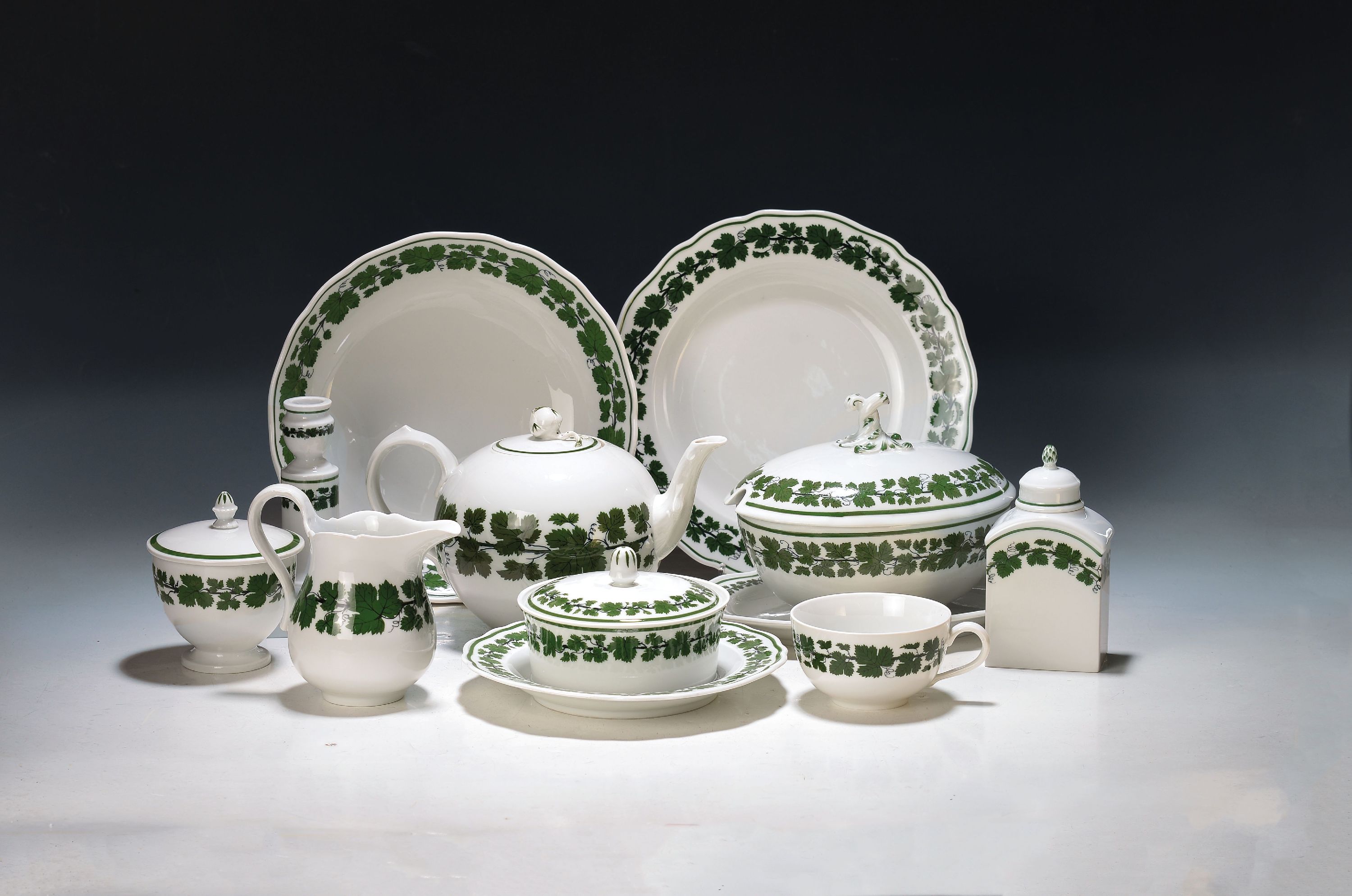 Image 27068429 - Speise- und Teeservice, voller grüner Weinkranz, Meissen, 20.Jh., Porzellan, 1. Wahl: ...