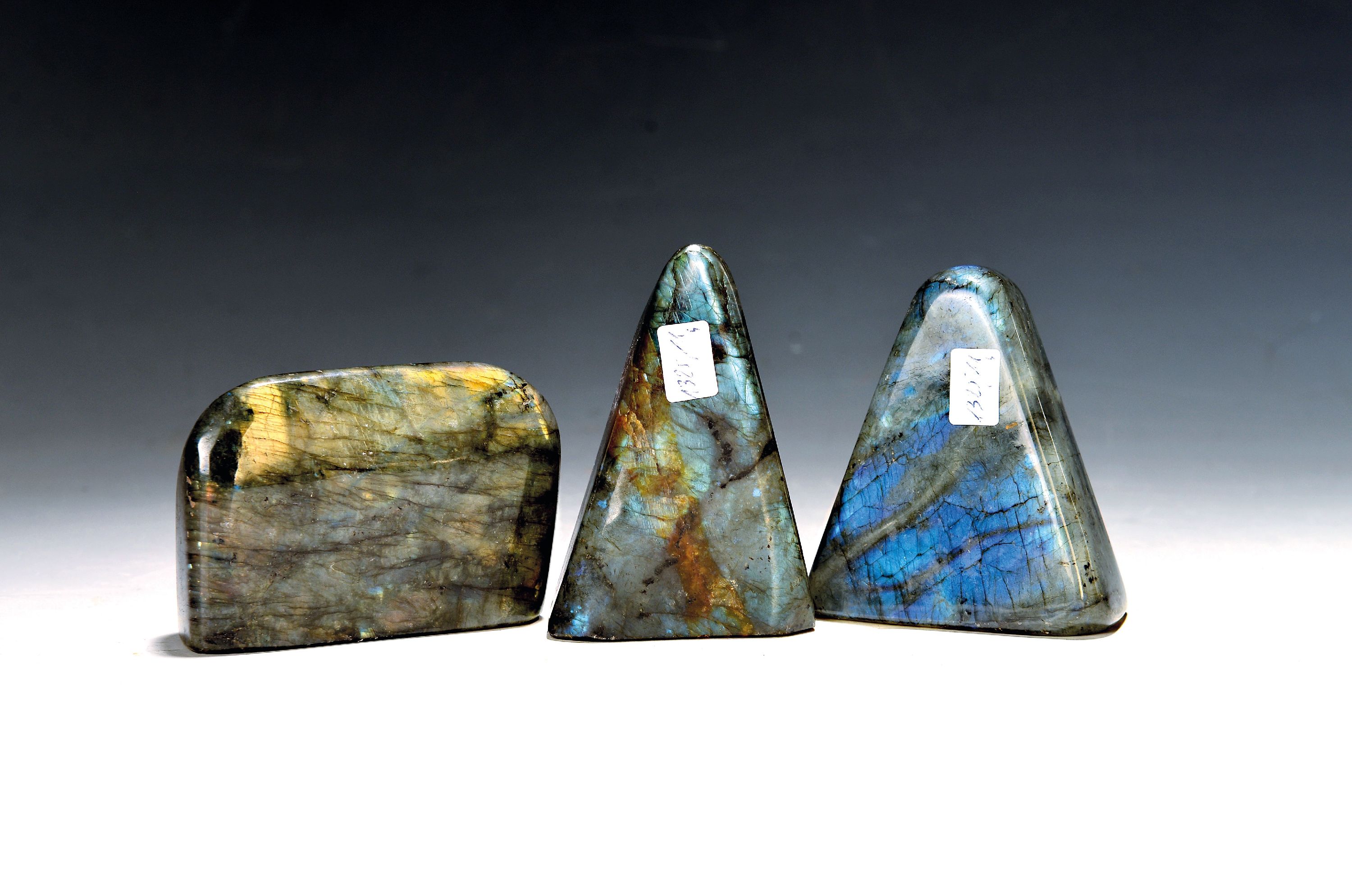 Set aus drei Labradorit-Freiformen, Madagaskar, 1325.11 g, das schillernde Farbspiel in Blau-, Grün- und Goldtönen, Labradorit ist bekannt als ...
