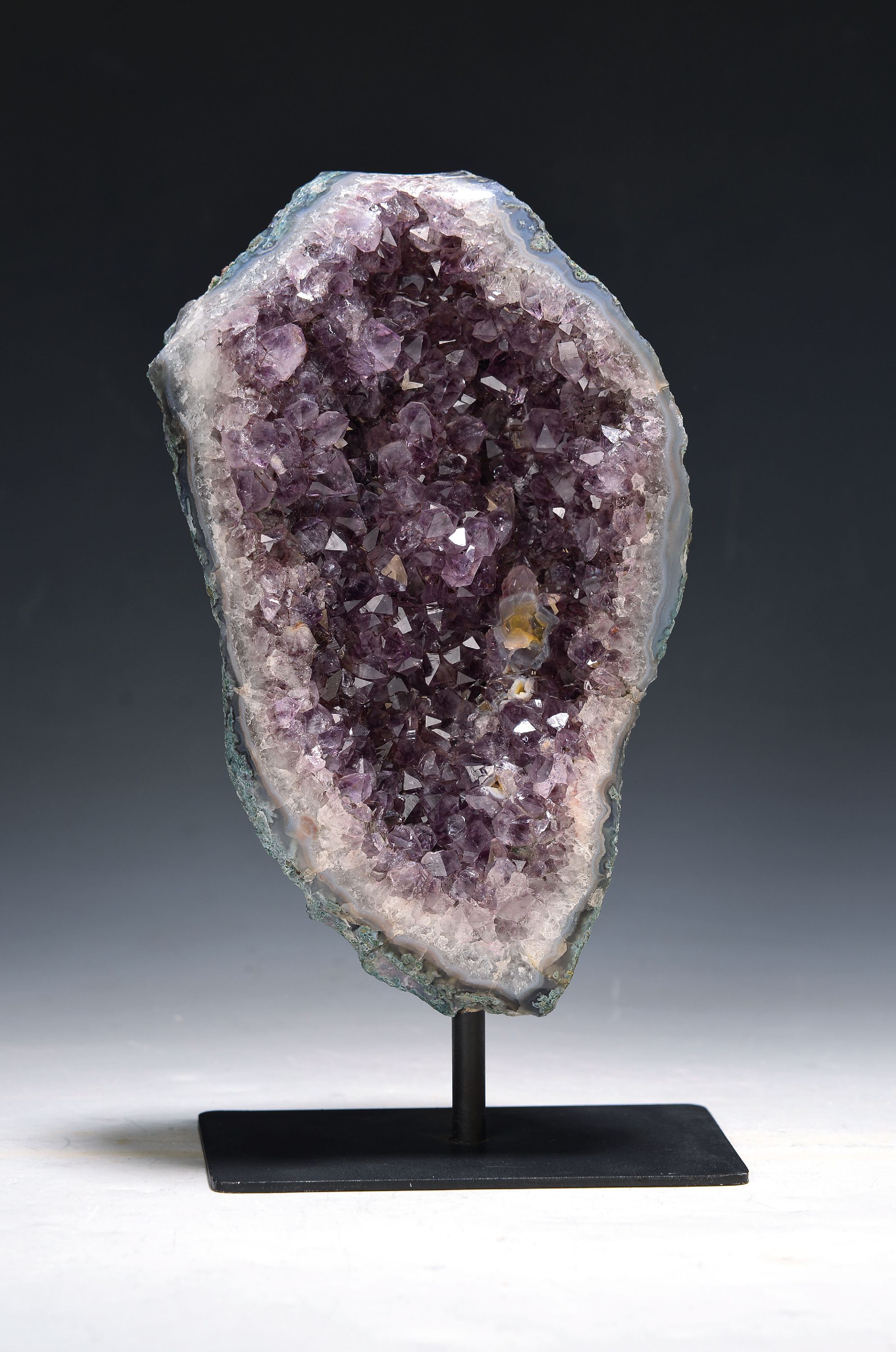 Image 27068432 - Amethystdruse auf Ständer mit Calcit, Brasilien , 2.8 kg, die Kristalle variieren in ...