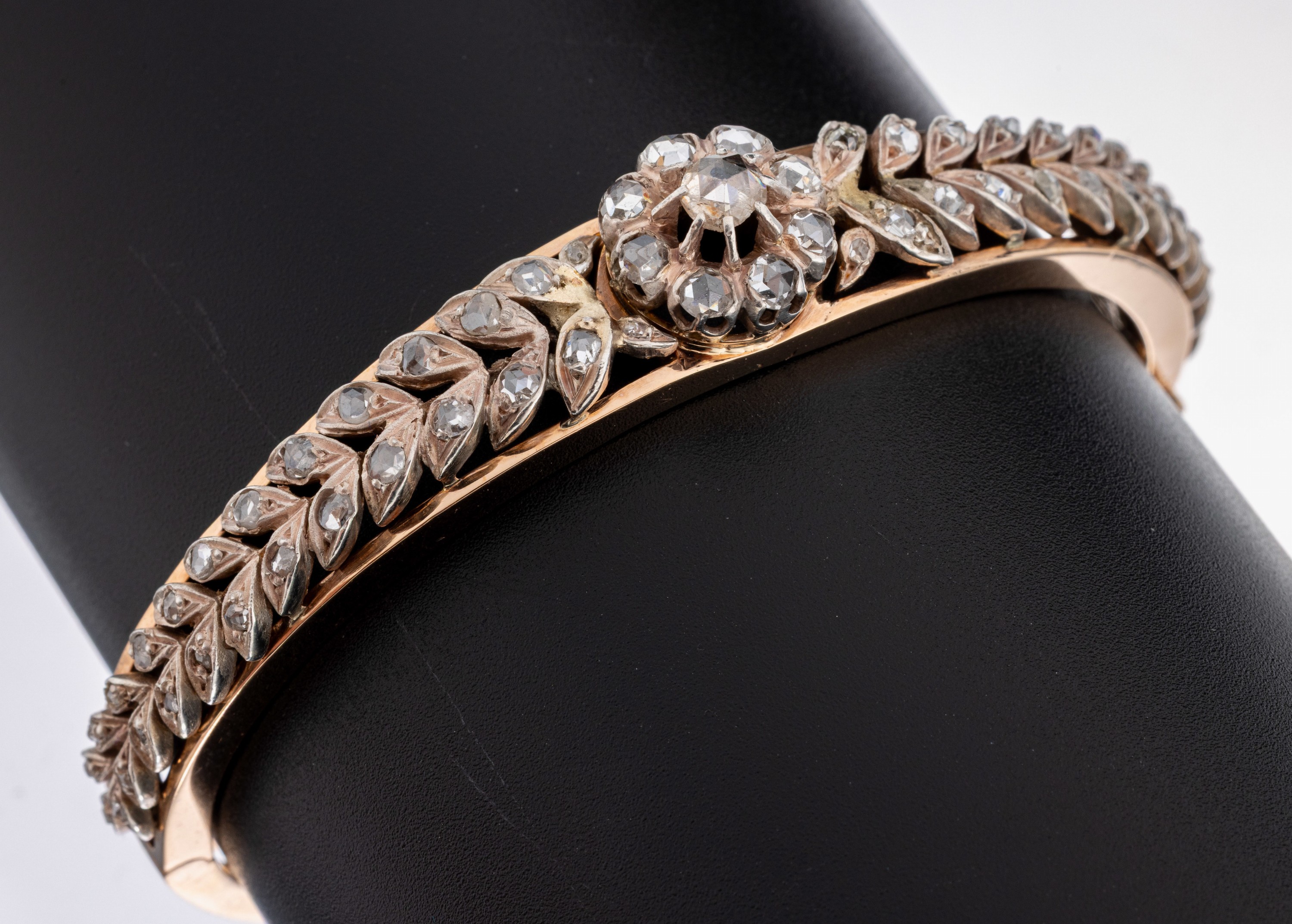 Image 27068447 - 18 kt Gold Diamant-Armreif, um 1900, RG 750/000, in Silber gefasste Diamantrosen zus. ...