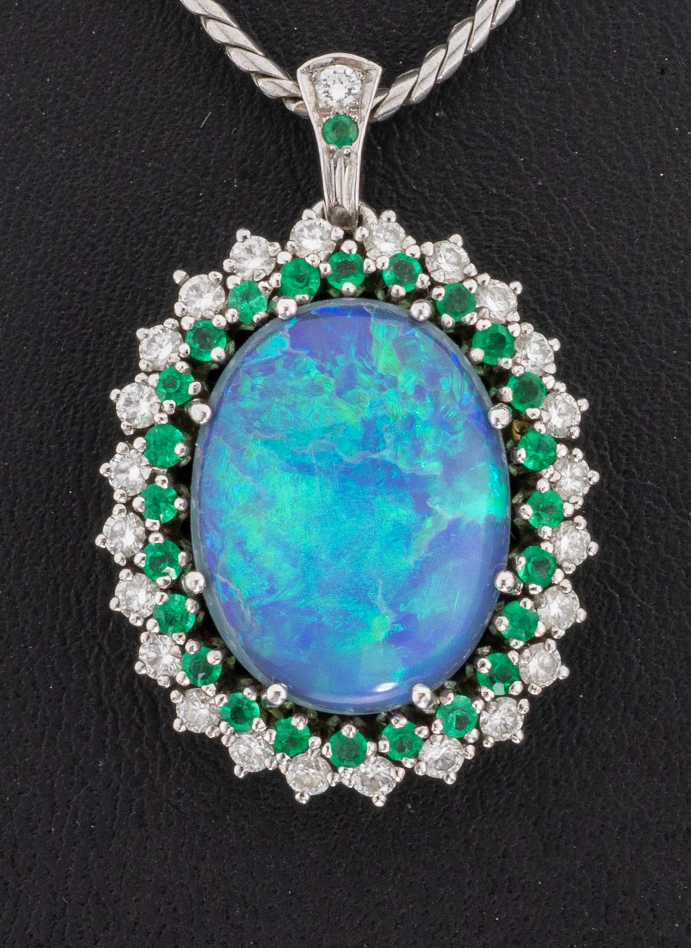 Image 27068456 - 18 kt Gold Opal-Smaragd-Brillant-Anhänger, WG 750/000, ovaler Opal-Cabochon ca. 8.0 ...