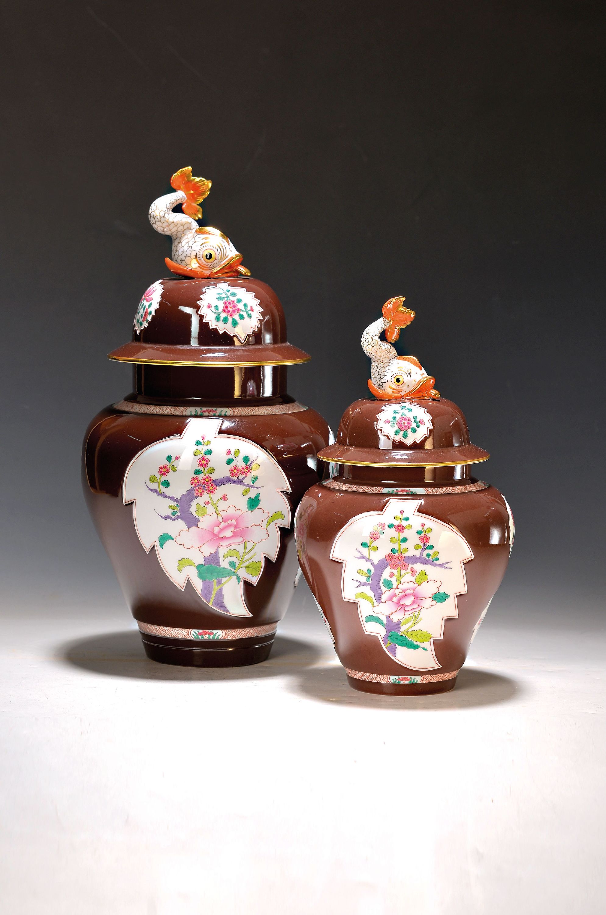 Image 27068462 - Zwei Deckelvasen, Herend, 20. Jh., braungrundig, mit Delfinbekrönung, asiat. ...
